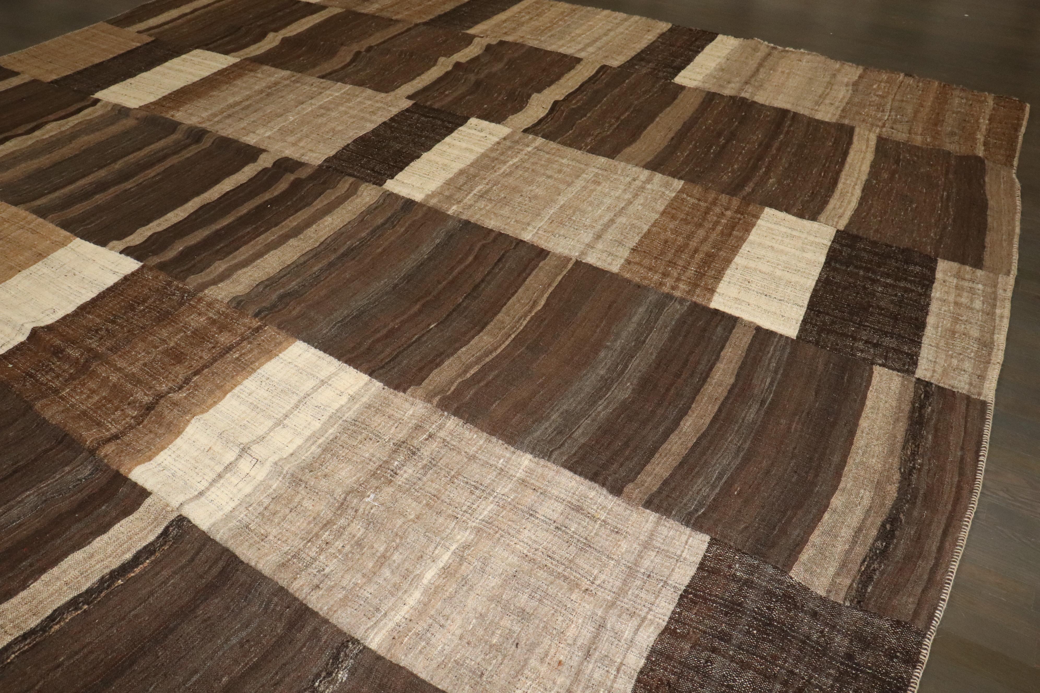 Zabihi Collection Oversize Square Persian Kilim (Türkisch) im Angebot