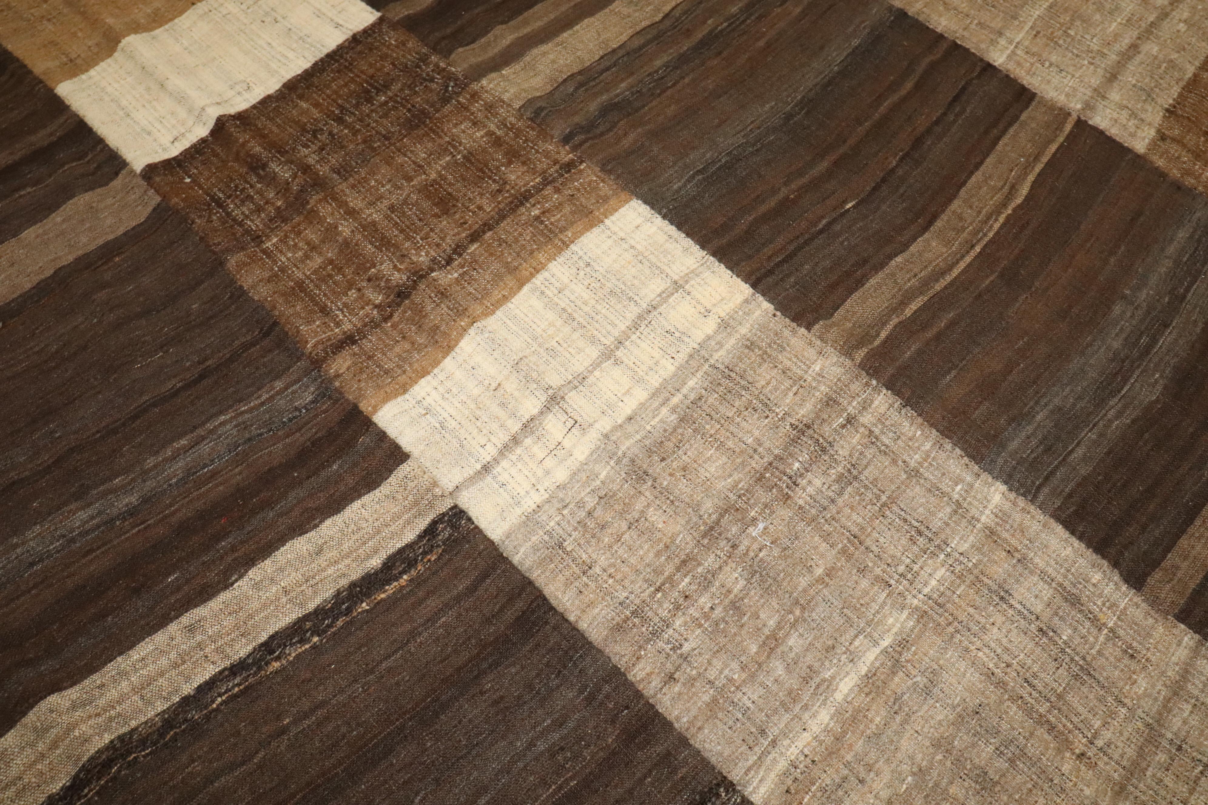 Zabihi Collection Oversize Square Persian Kilim im Zustand „Gut“ im Angebot in New York, NY