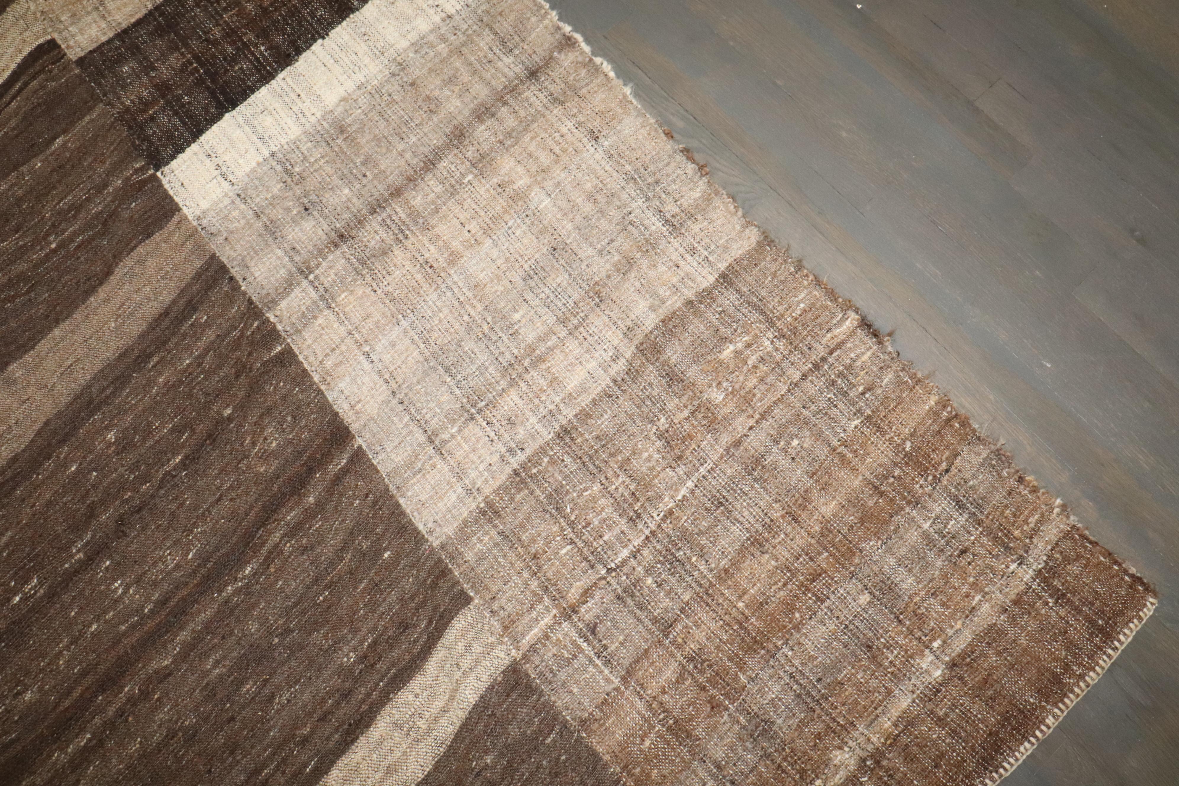 Zabihi Collection Oversize Square Persian Kilim (20. Jahrhundert) im Angebot