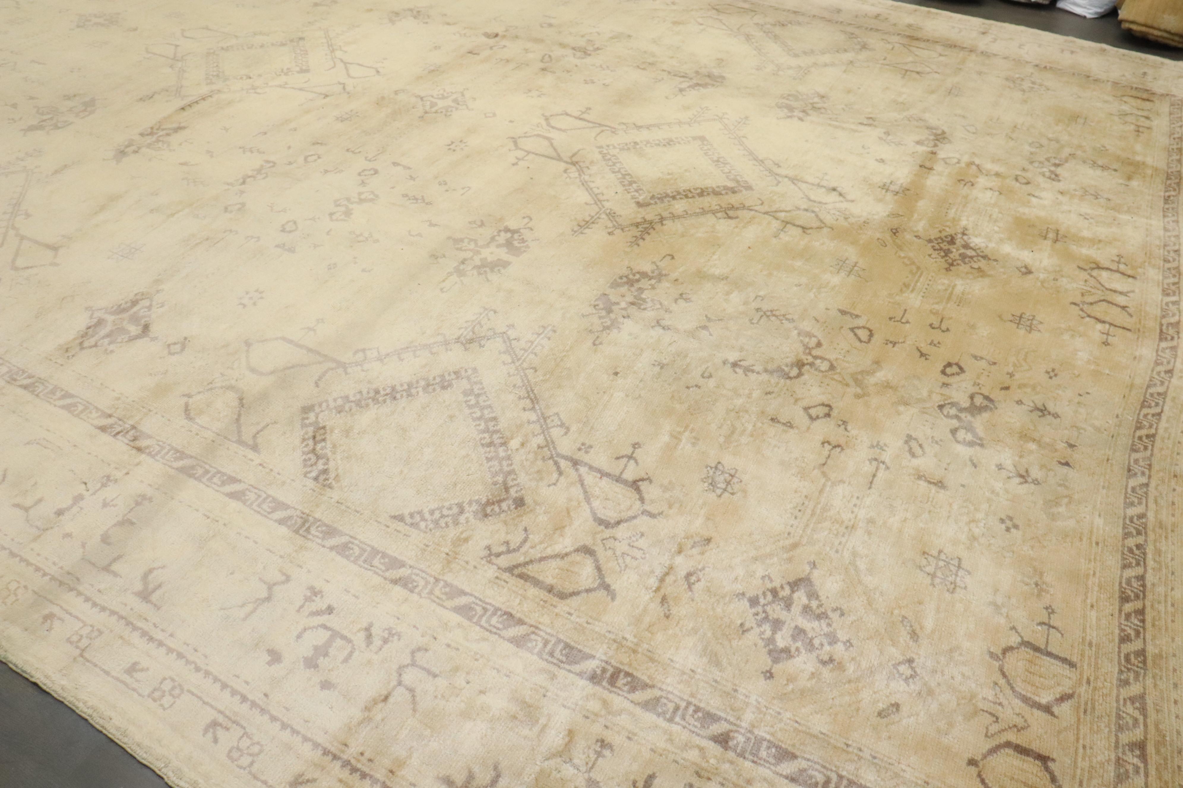 un tappeto turco oushak vintage della metà del XX secolo dai colori neutri. Campo giallo crema con accenti marroni

Dettagli
rug no.	10807
dimensione	13' 5