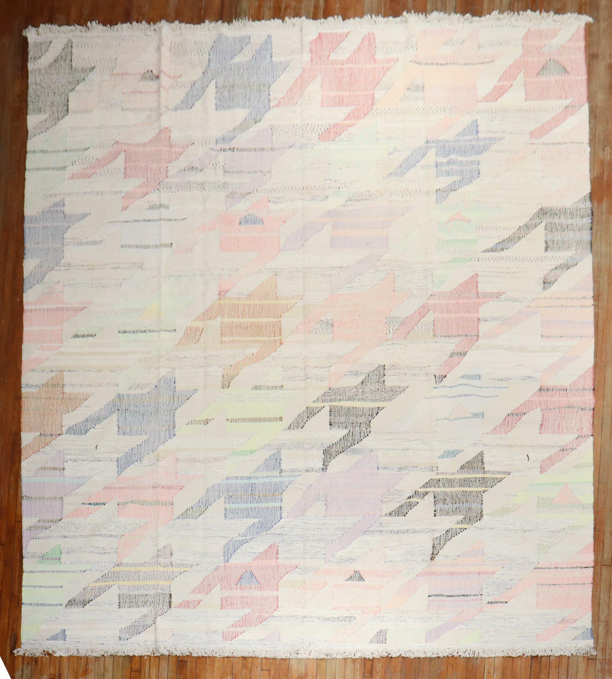 Kilim turc unique en coton et en laine, fabriqué à la main à la fin du 20e siècle, avec un motif à grande échelle sur un fond de couleur claire.

Détails
rug no.	10710
taille	11'9