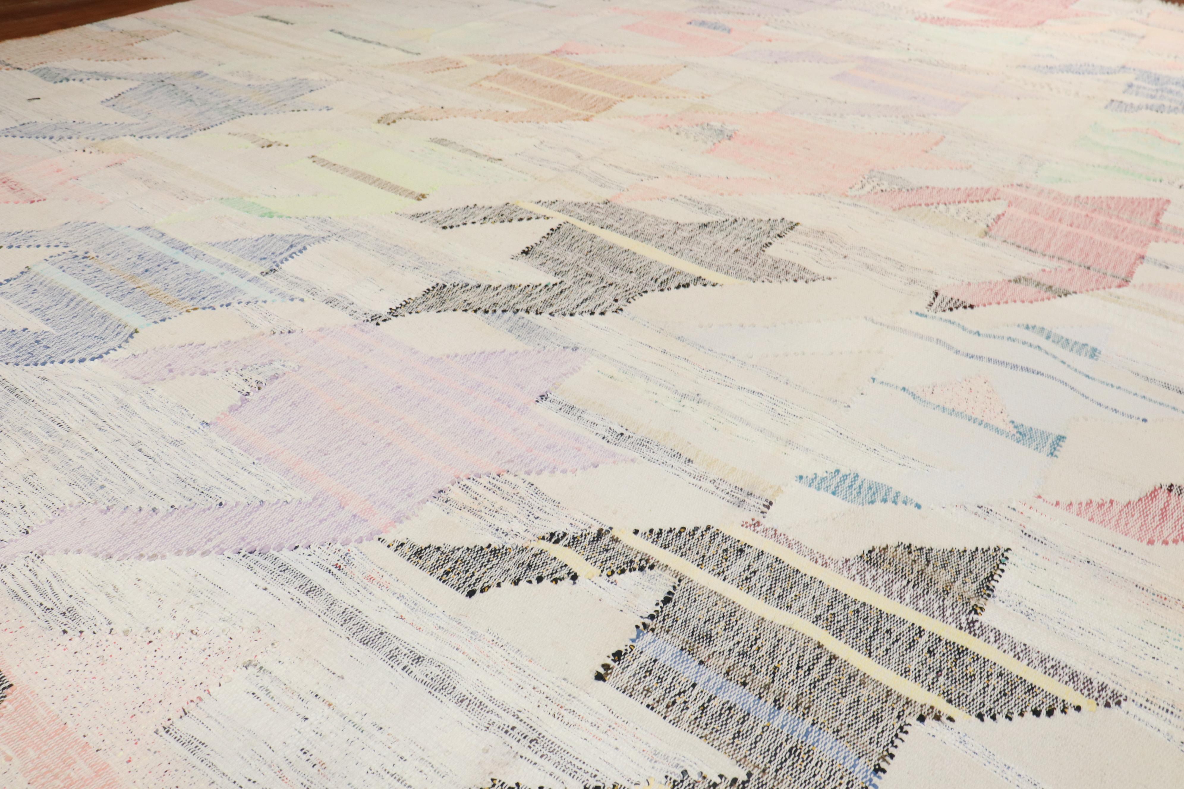 Scandinave moderne Collection Zabihi - Kilim turc abstrait et surdimensionné en vente