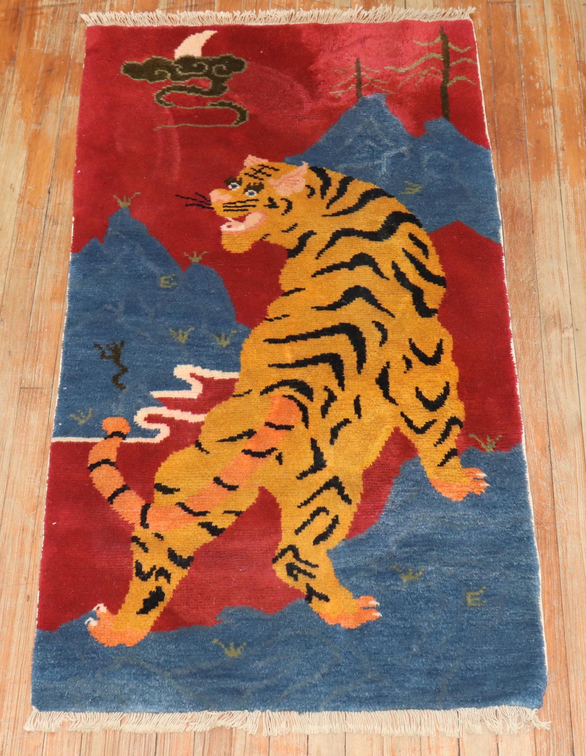 Rara coppia di tappeti tibetani con dipinti di tigri del terzo quarto del XX secolo. Uno ha un sole e l'altro ha una luna sulla parte superiore.

Dettagli
rug no.	j3895
dimensione	2' 8