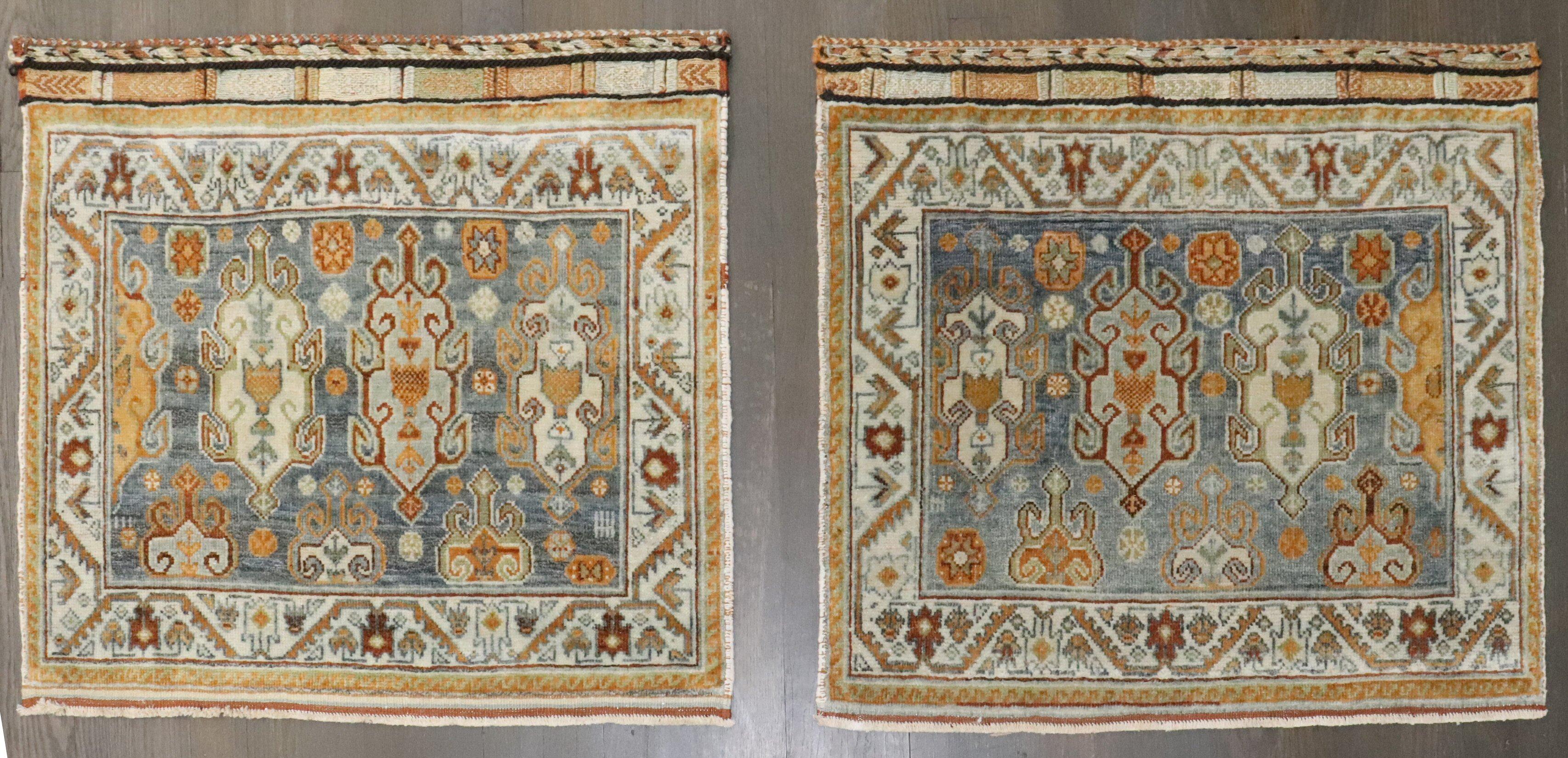 Ensemble de tapis persans Afshar du début du 20e siècle.

Dimensions : 2' x 2'3'' respectivement.

