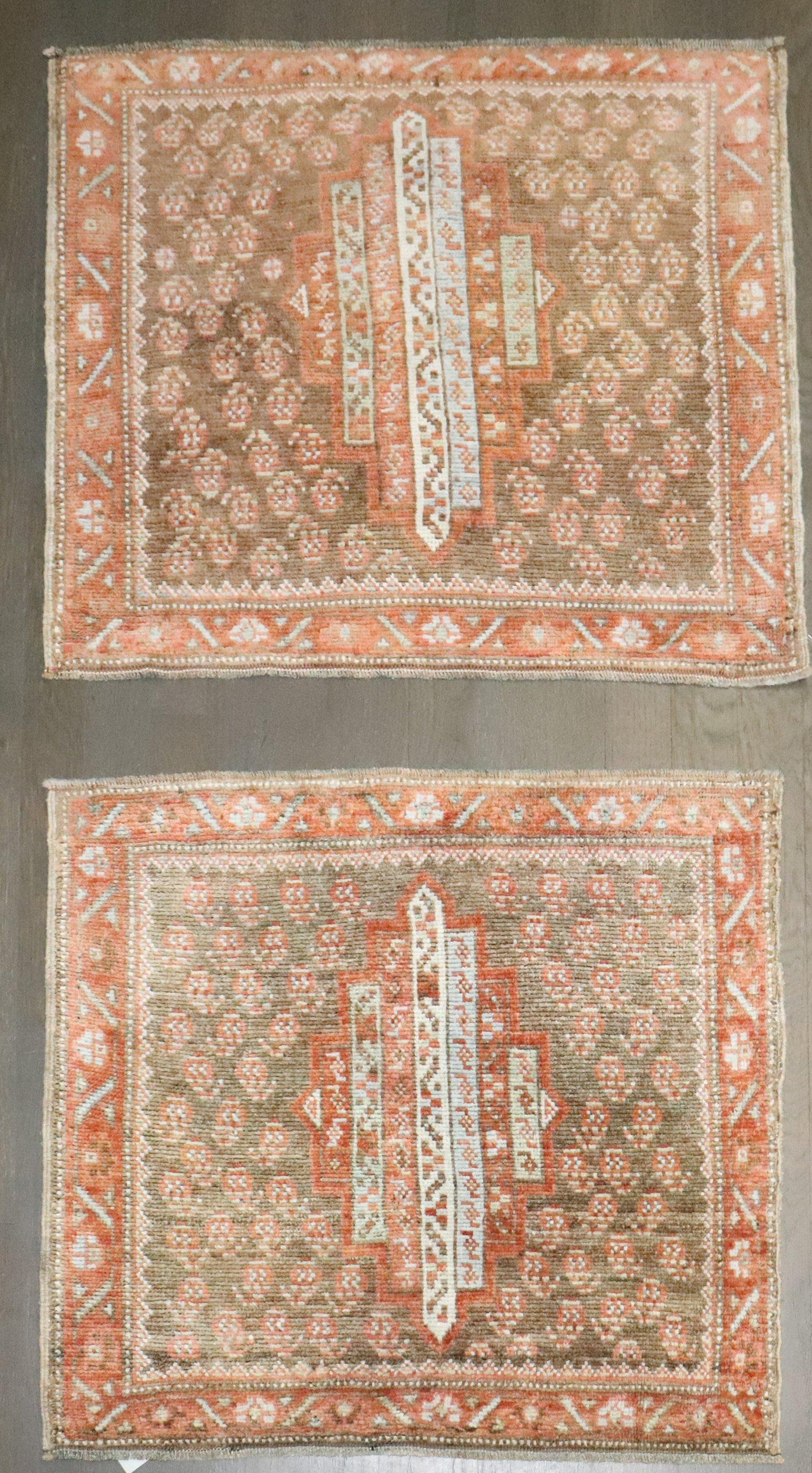 Un set di tappeti persiani curdi da lancio dell'inizio del XX secolo.

Misure: 1'11'' x 2'3'' e 1'10'' x 2'1'' rispettivamente.

