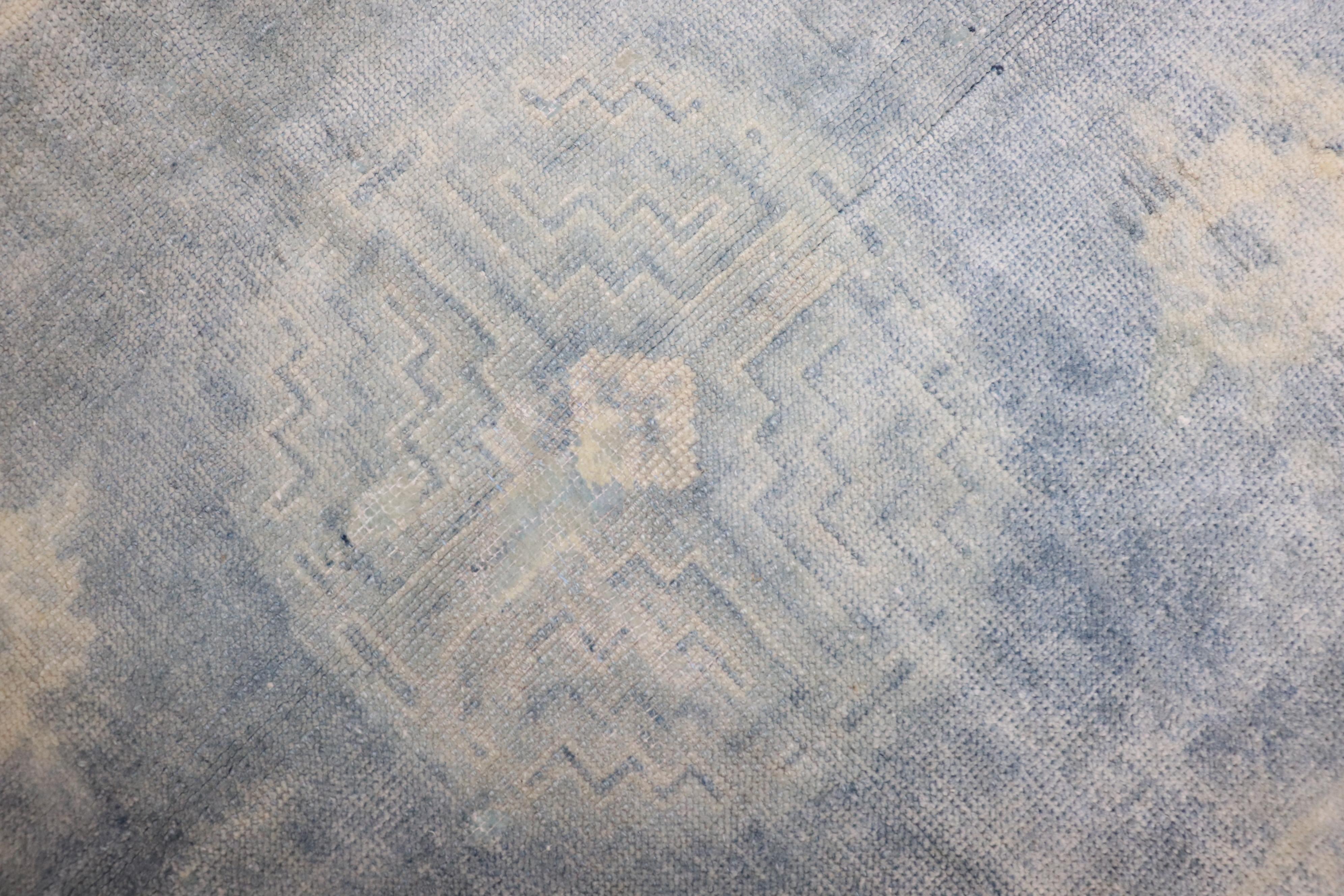 Zabihi Kollektion Blassblauer chinesischer Teppich des frühen 20. Jahrhunderts (Moderne der Mitte des Jahrhunderts) im Angebot