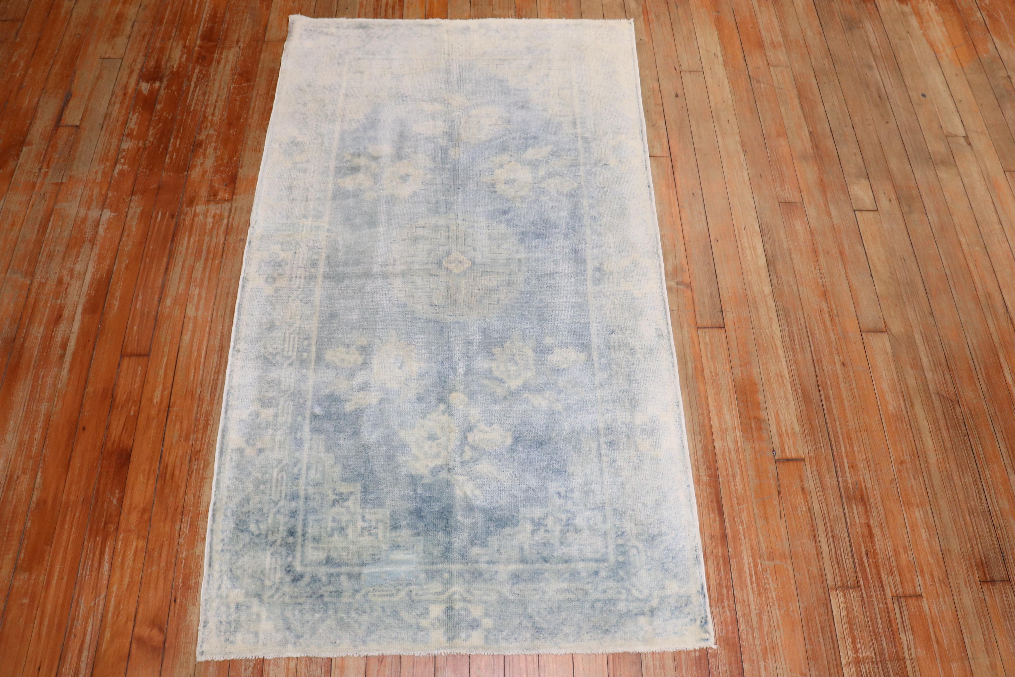 Zabihi Kollektion Blassblauer chinesischer Teppich des frühen 20. Jahrhunderts (Handgewebt) im Angebot
