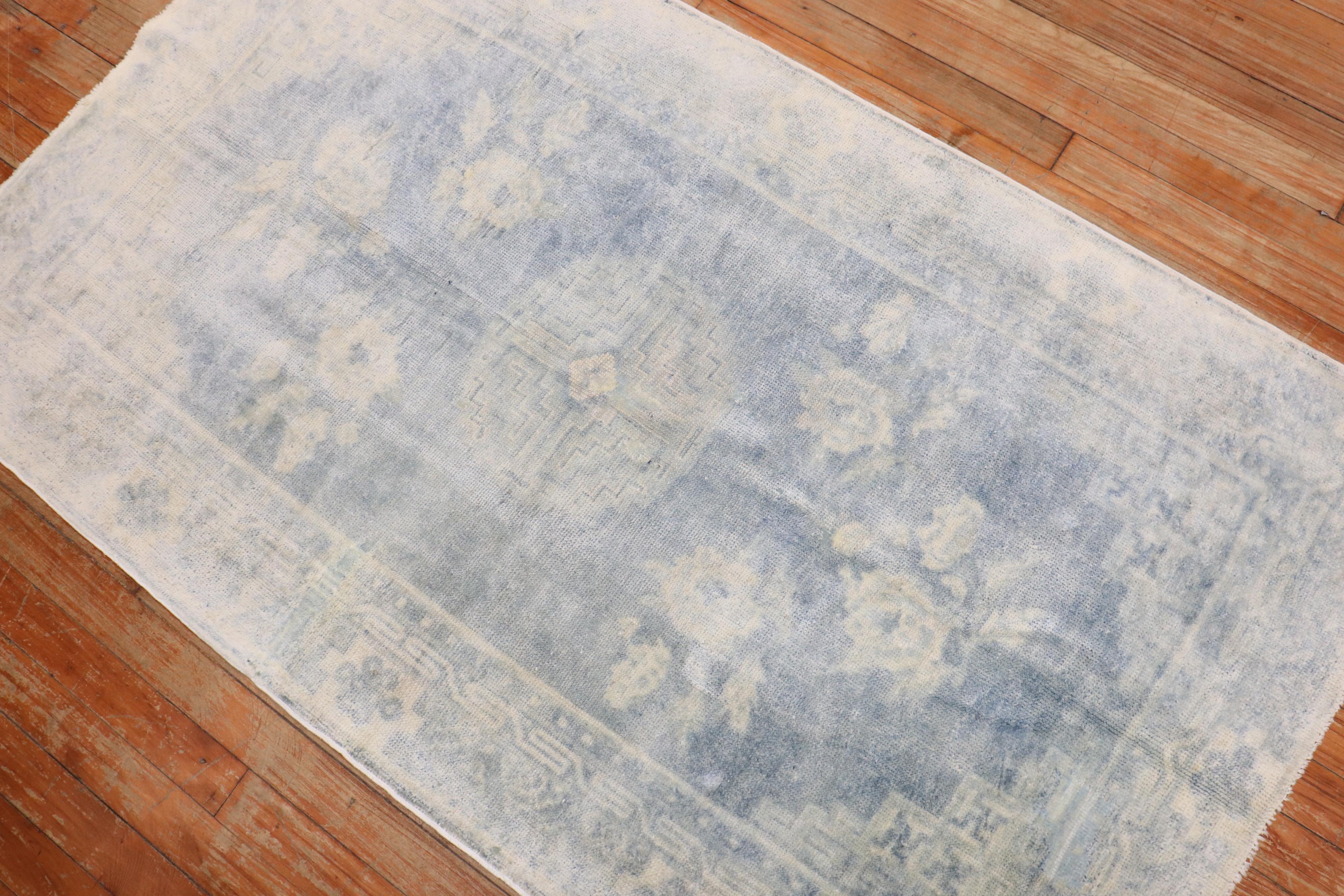 Zabihi Kollektion Blassblauer chinesischer Teppich des frühen 20. Jahrhunderts (Wolle) im Angebot