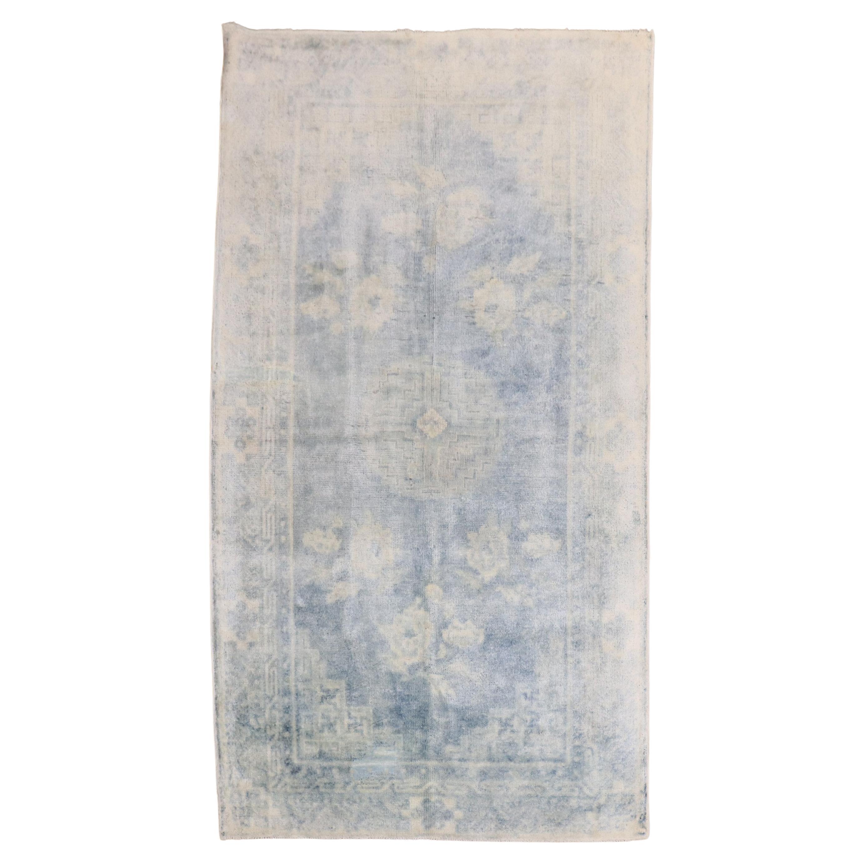 Zabihi Kollektion Blassblauer chinesischer Teppich des frühen 20. Jahrhunderts im Angebot