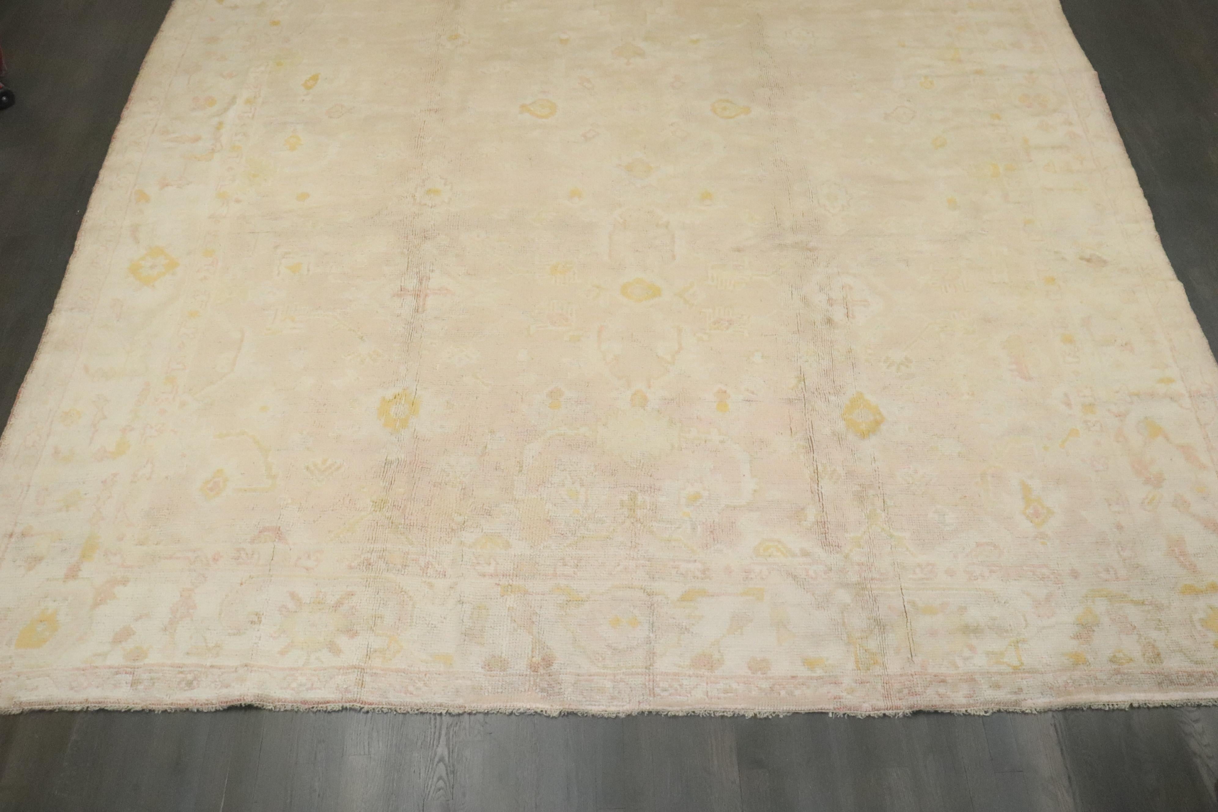 Zabihi Collection Blassrosa Türkischer Oushak Antiker Teppich im Angebot 4