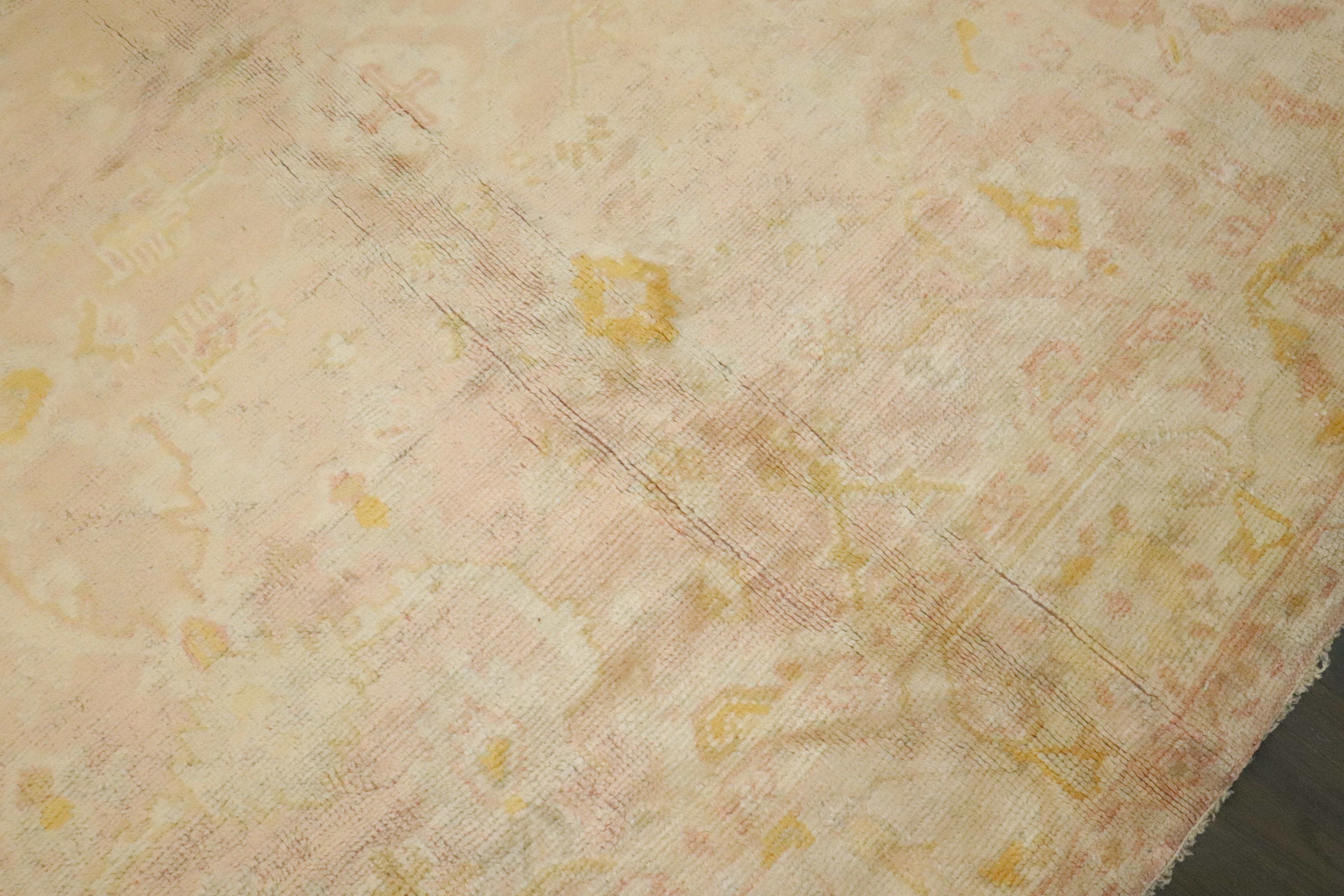 Zabihi Collection Blassrosa Türkischer Oushak Antiker Teppich (Moderne) im Angebot