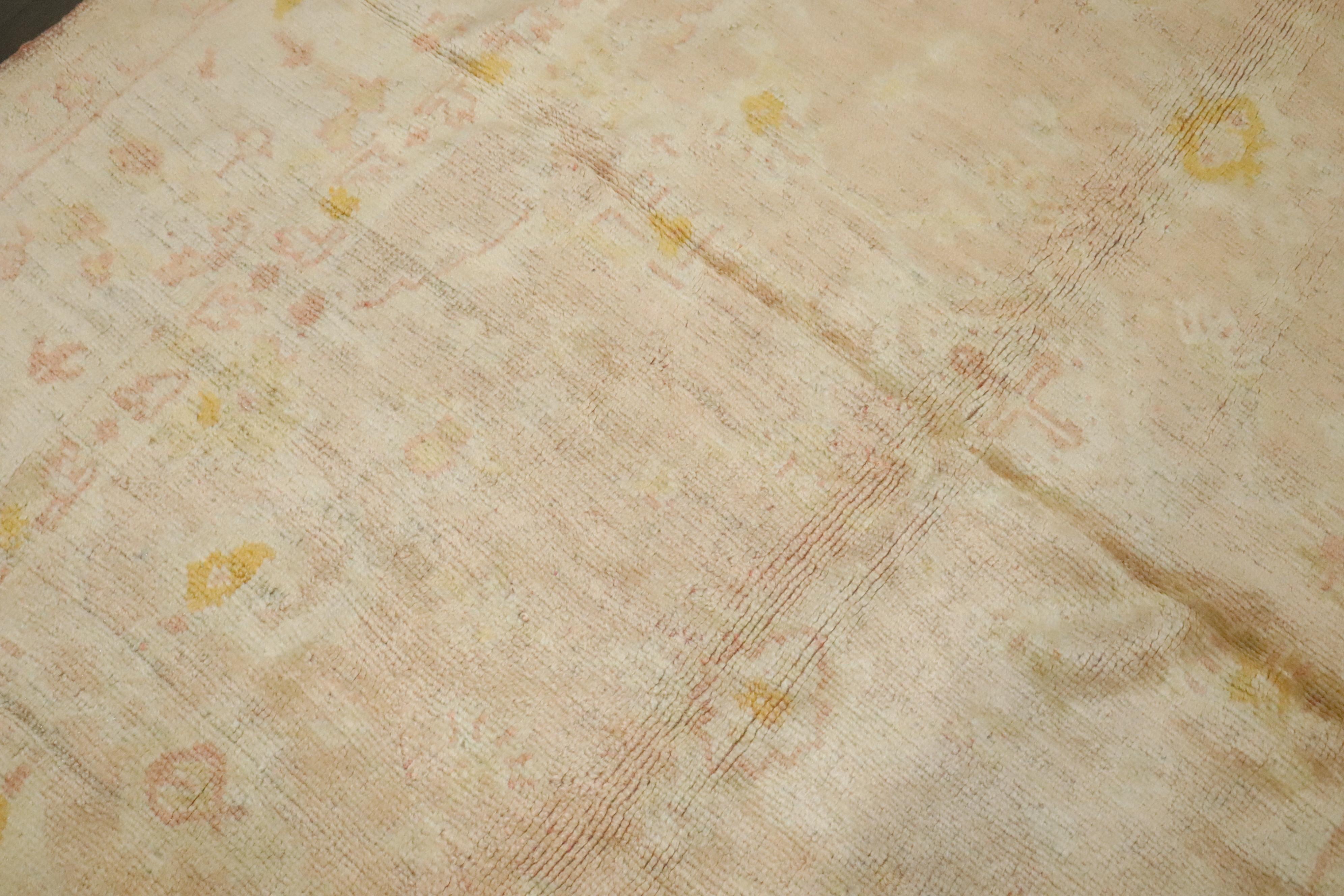 Zabihi Collection Blassrosa Türkischer Oushak Antiker Teppich im Zustand „Gut“ im Angebot in New York, NY