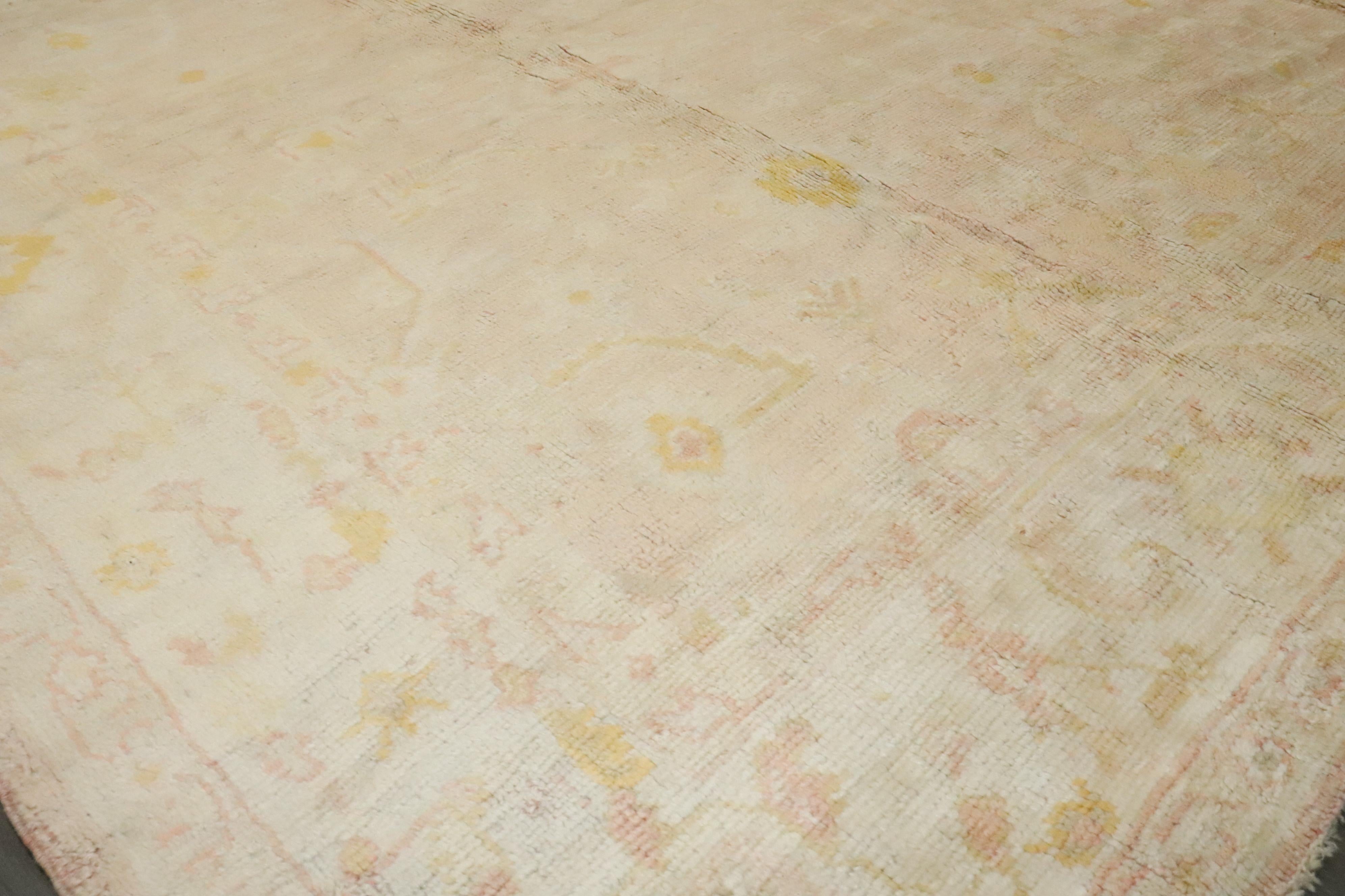 Zabihi Collection Blassrosa Türkischer Oushak Antiker Teppich (20. Jahrhundert) im Angebot