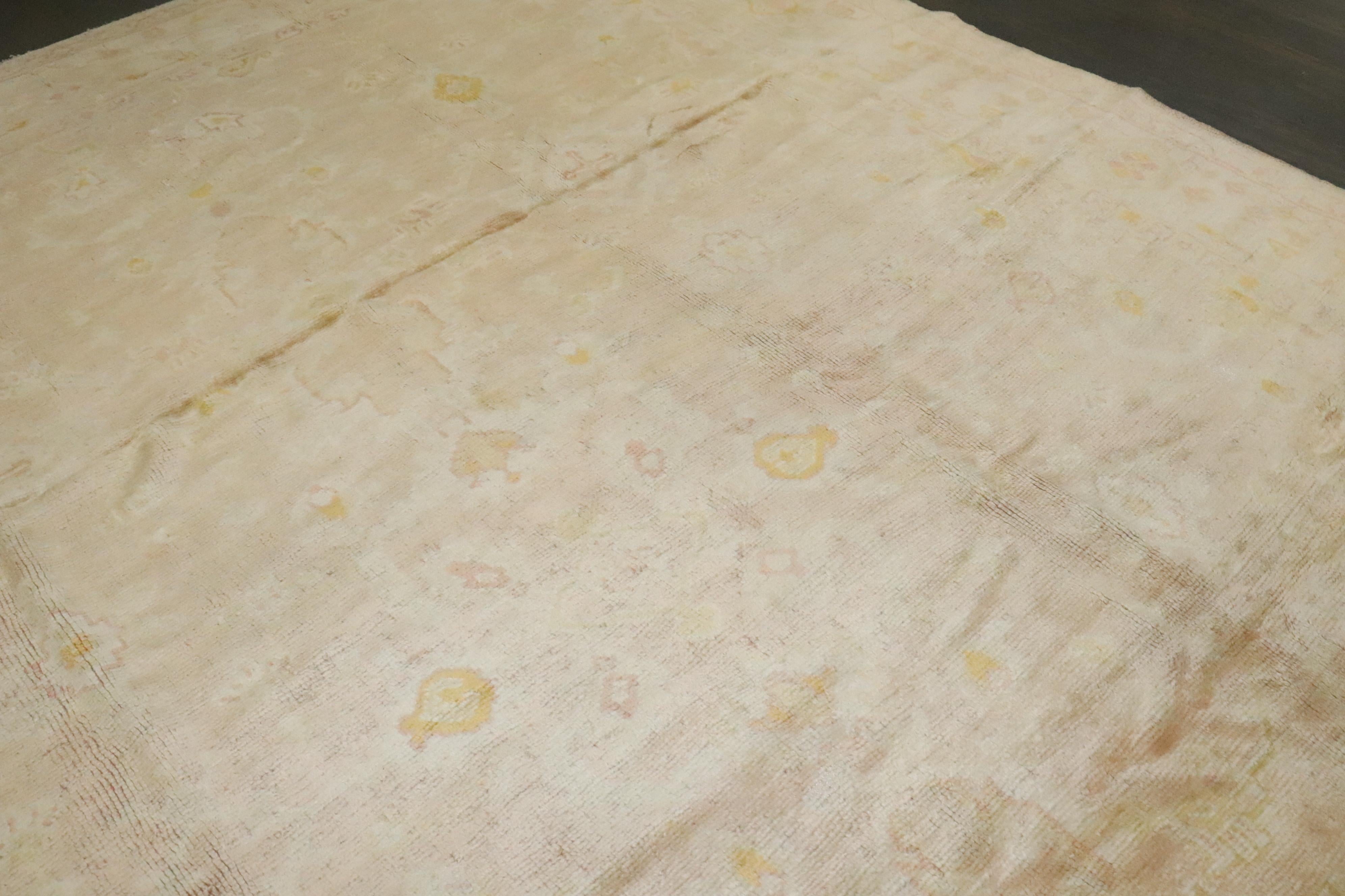 Zabihi Collection Blassrosa Türkischer Oushak Antiker Teppich im Angebot 1