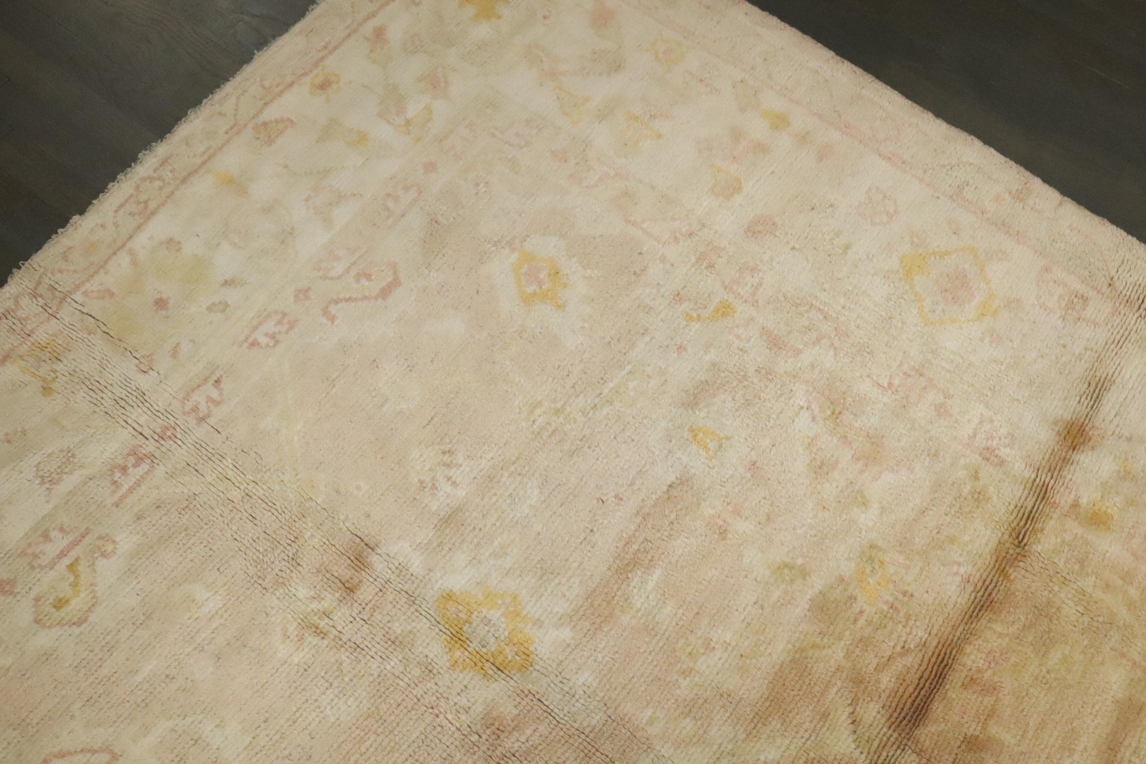 Zabihi Collection Blassrosa Türkischer Oushak Antiker Teppich im Angebot 2