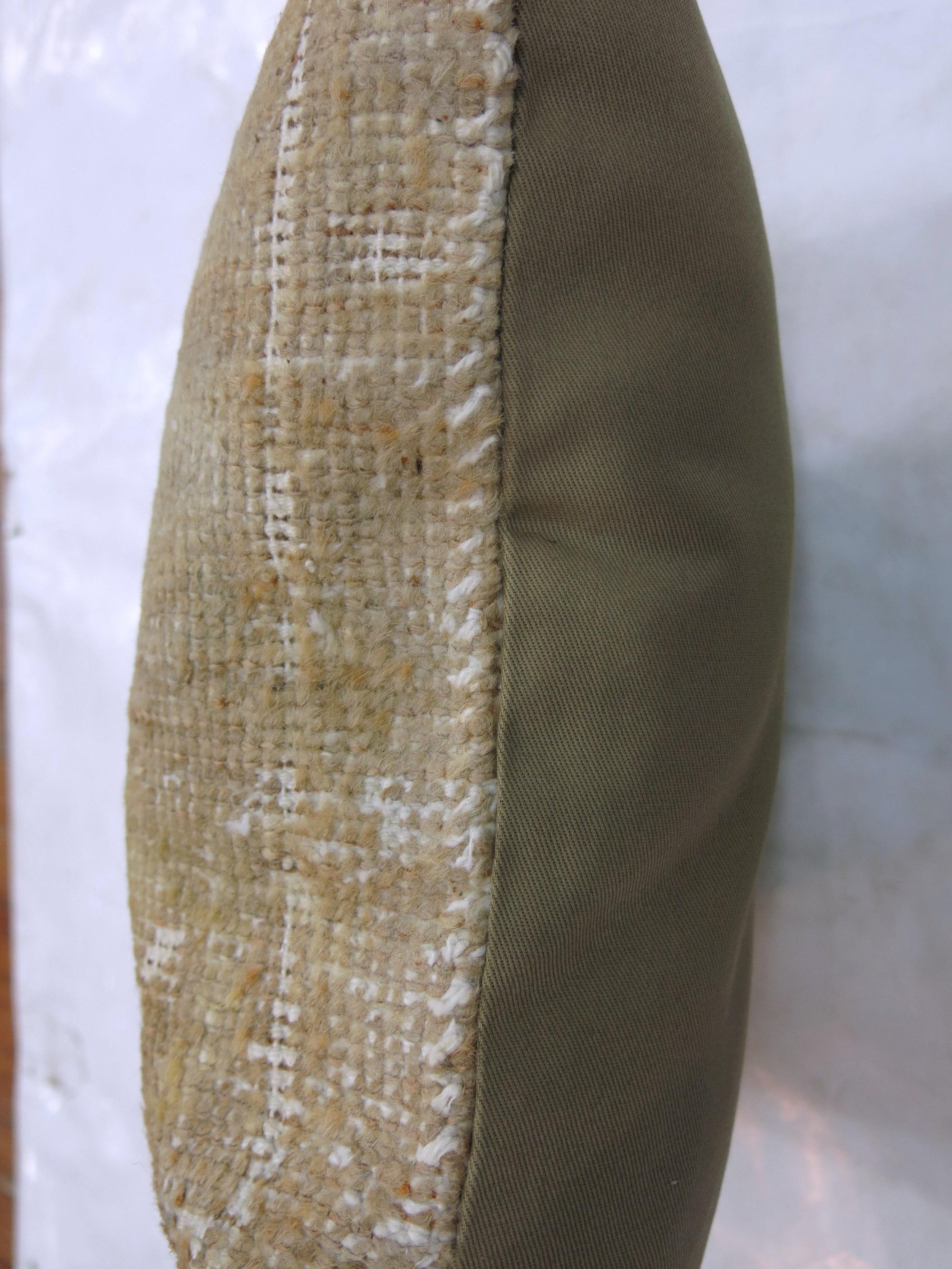 Moderne Petit oreiller de tapis Oushak turc pâle de la collection Zabihi en vente