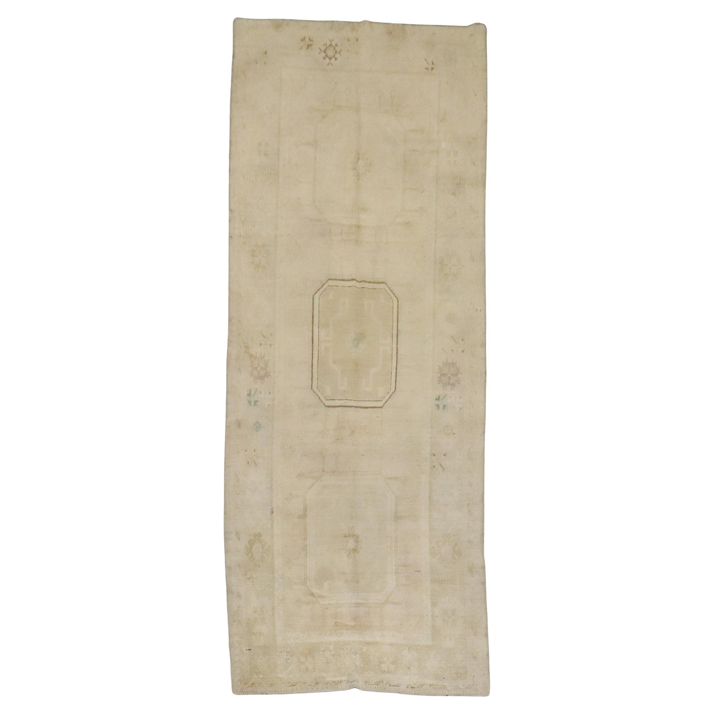 Tapis de couloir large Oushak turc vintage pâle collection Zabihi