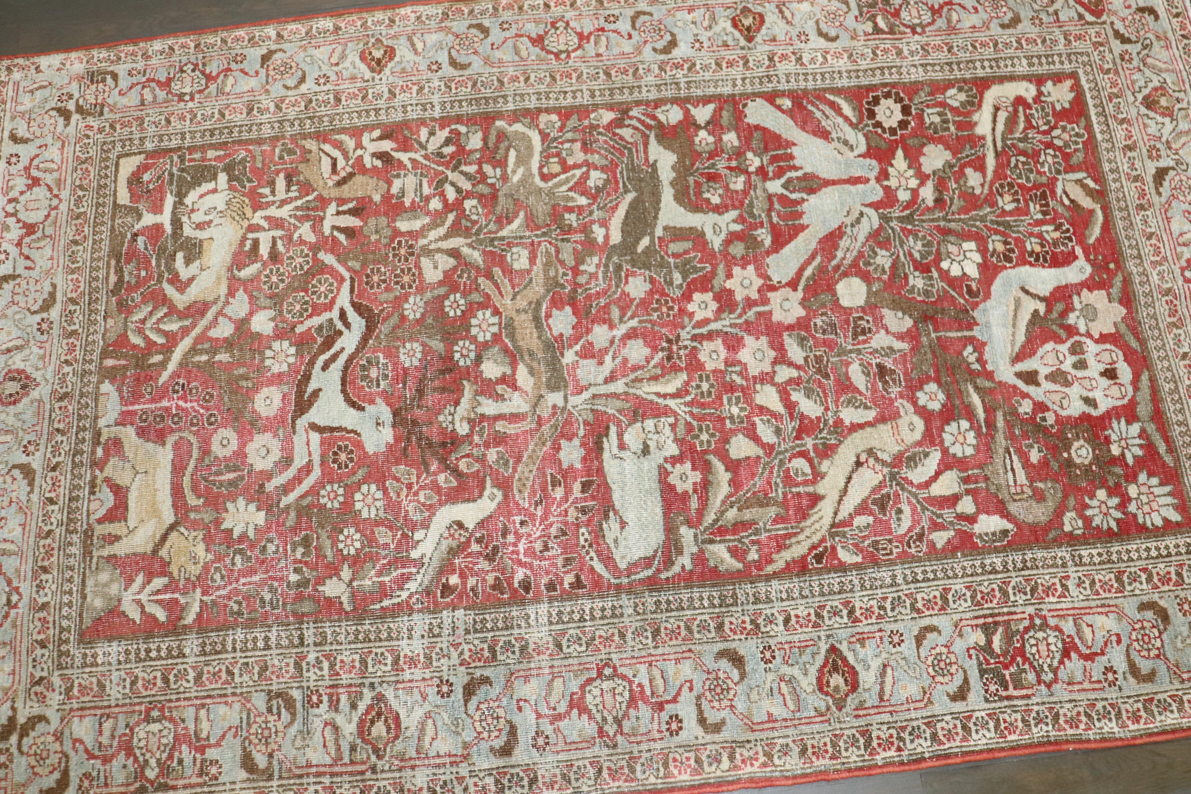 Zabihi Collection Persische Tierbilder Maschenteppich Rot im Zustand „Gut“ im Angebot in New York, NY