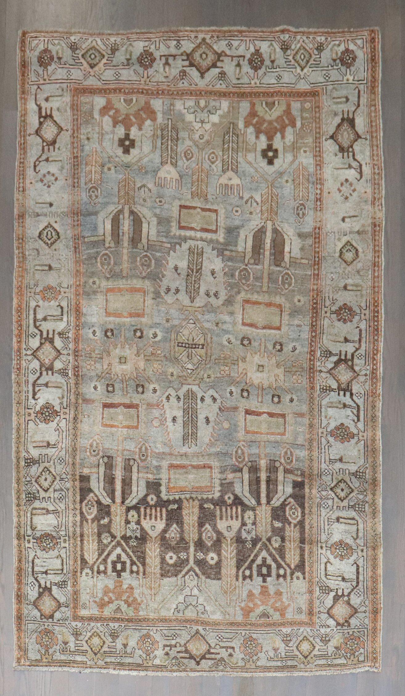 Colección Zabihi Alfombra persa antigua de acento tribal bidjar siglo XX en venta