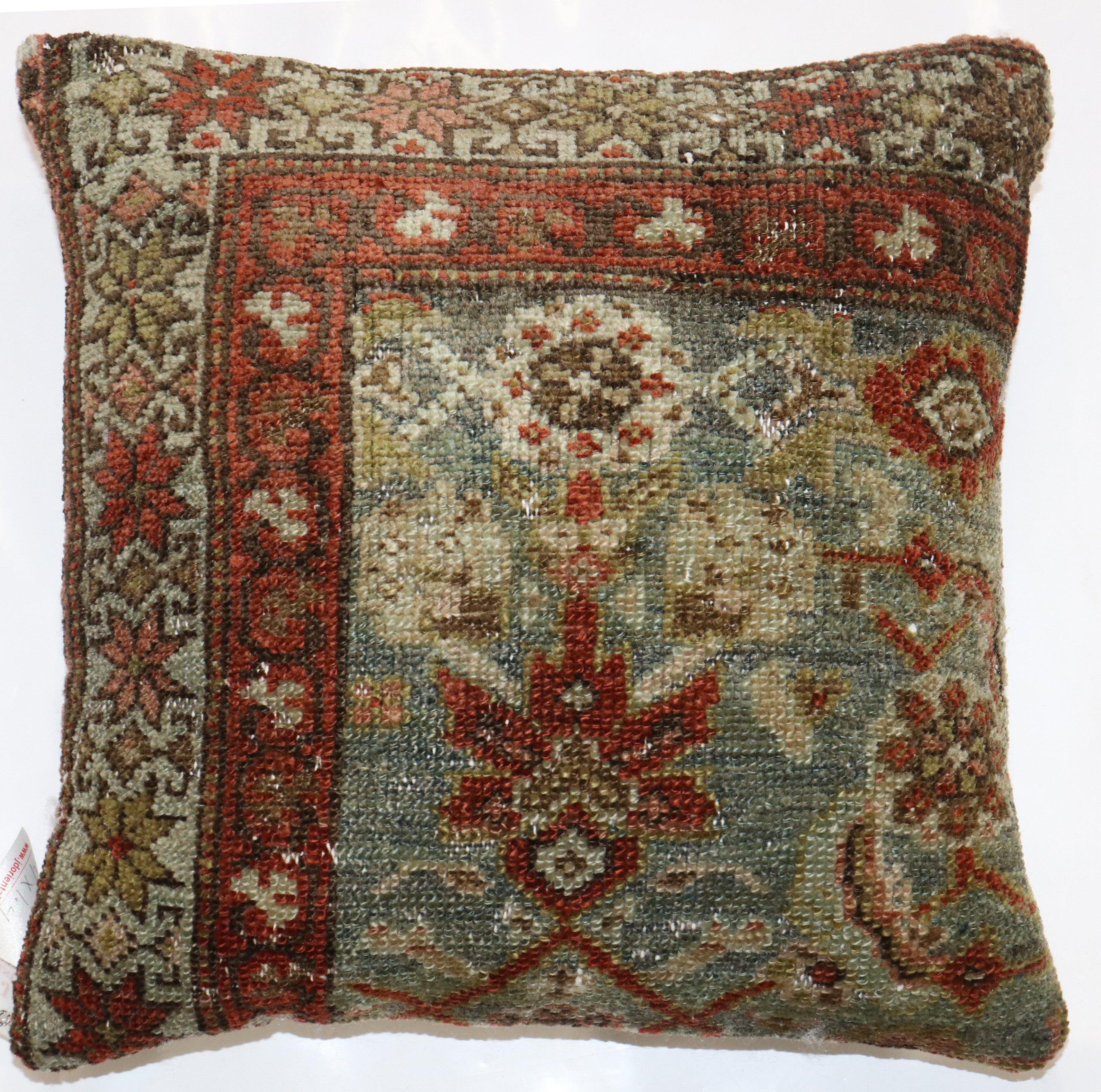 Oreiller fabriqué à partir d'un tapis persan du XXe siècle de couleur écume de mer.

Mesures : 16