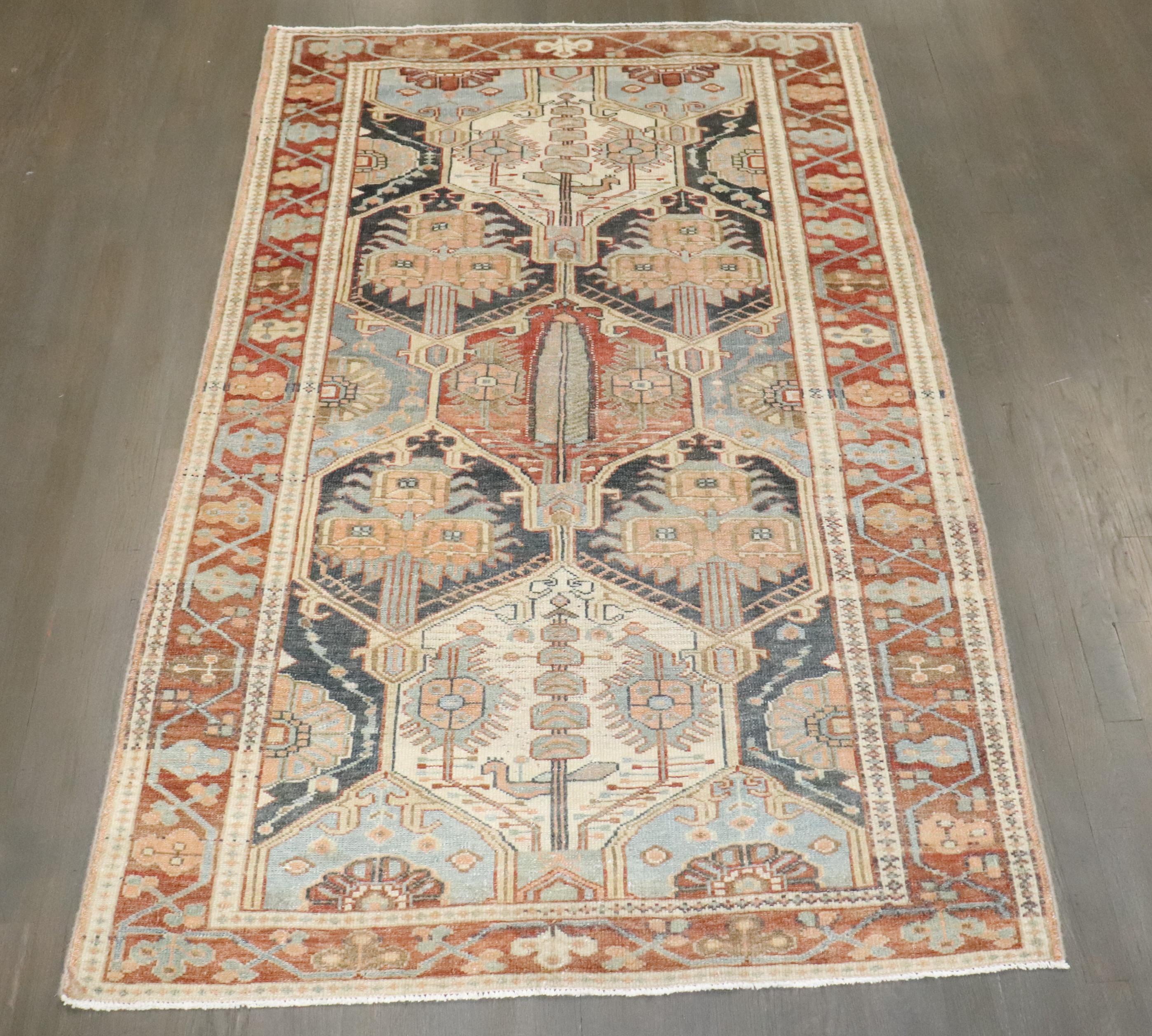 Zabihi Collection Persischer Bakhtiari Akzentteppich im Zustand „Gut“ im Angebot in New York, NY