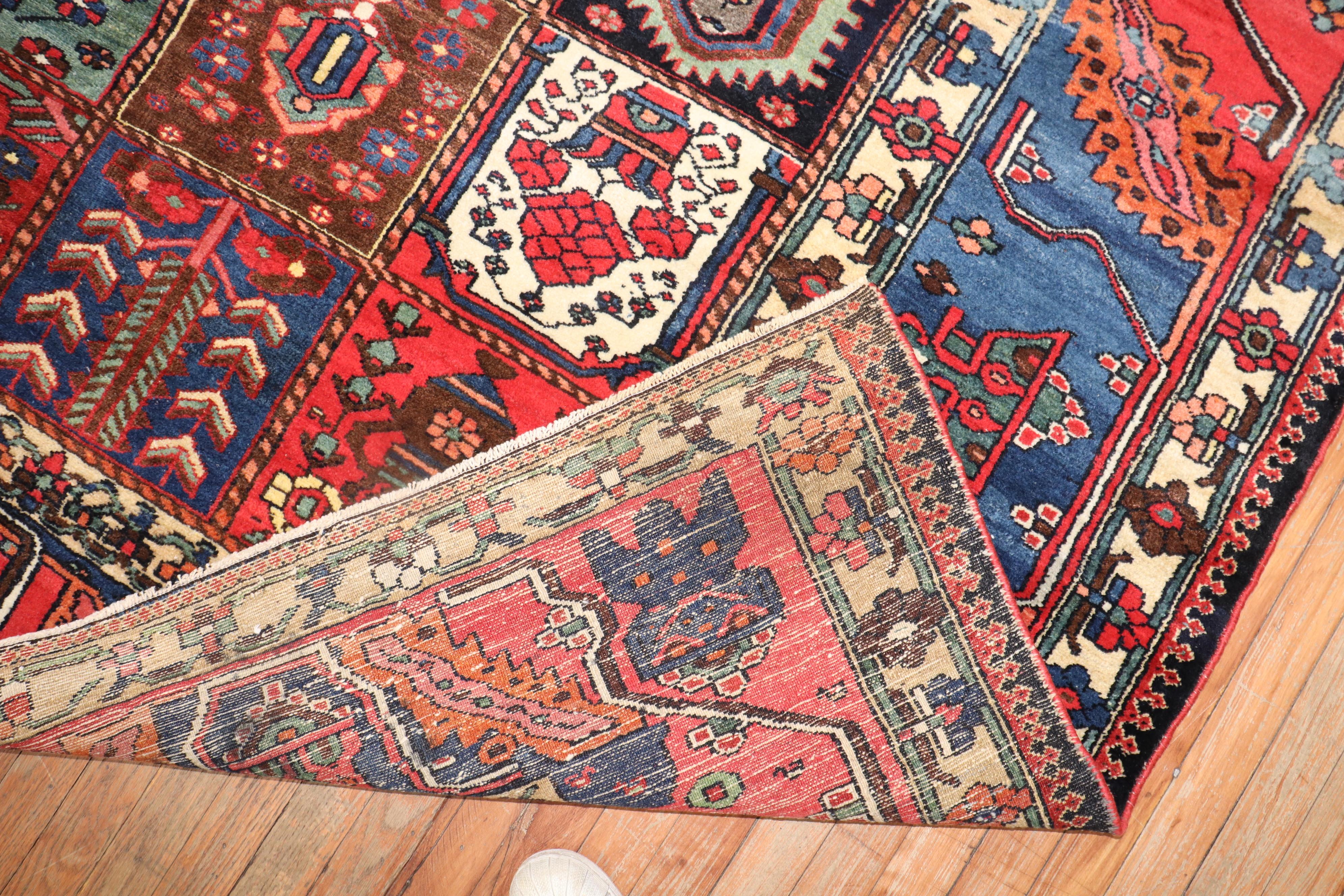 Tappeto a cassetta persiano Bakhtiari Garden della Collection'S di Zabihi in vendita 3
