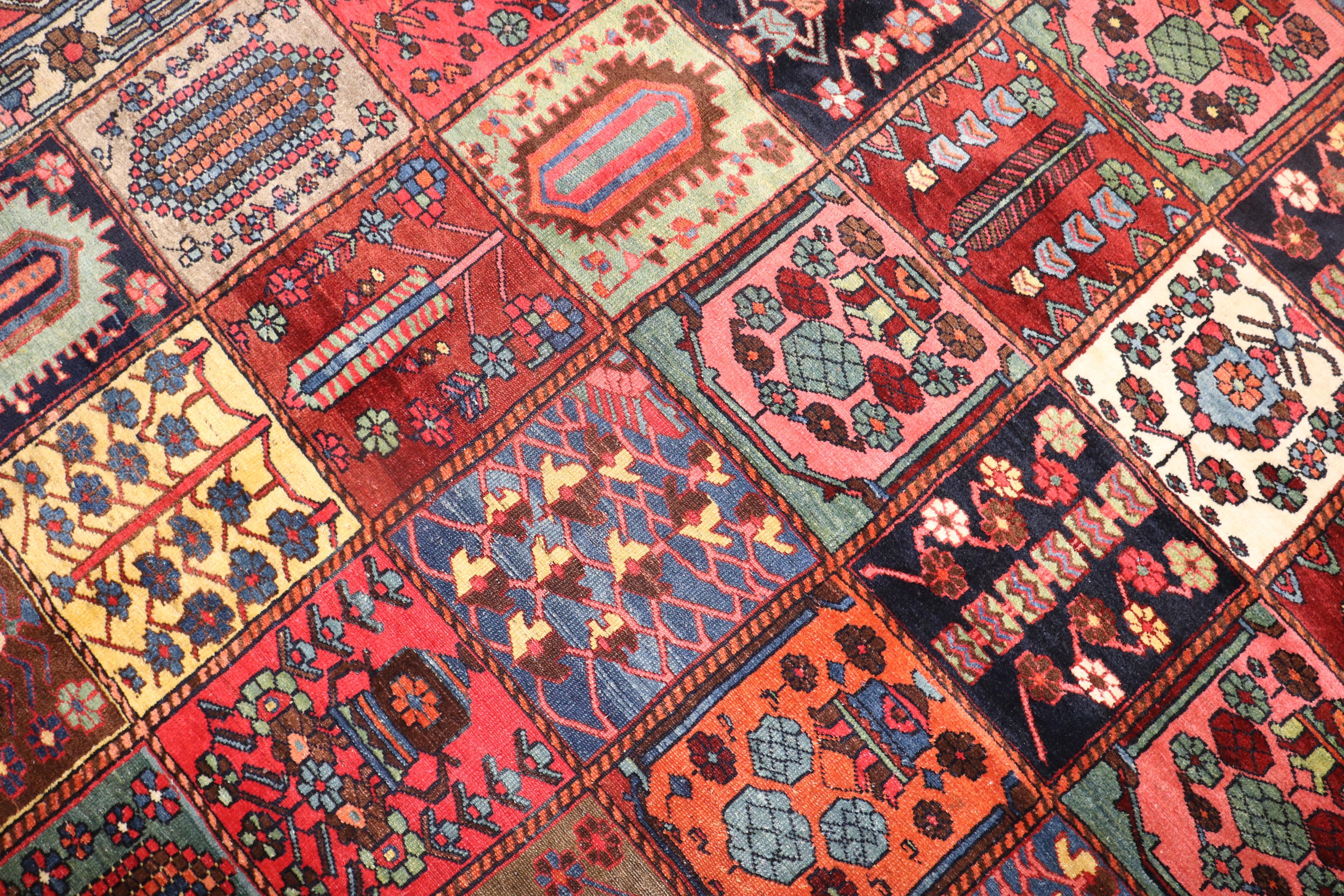 Annodato a mano Tappeto a cassetta persiano Bakhtiari Garden della Collection'S di Zabihi in vendita