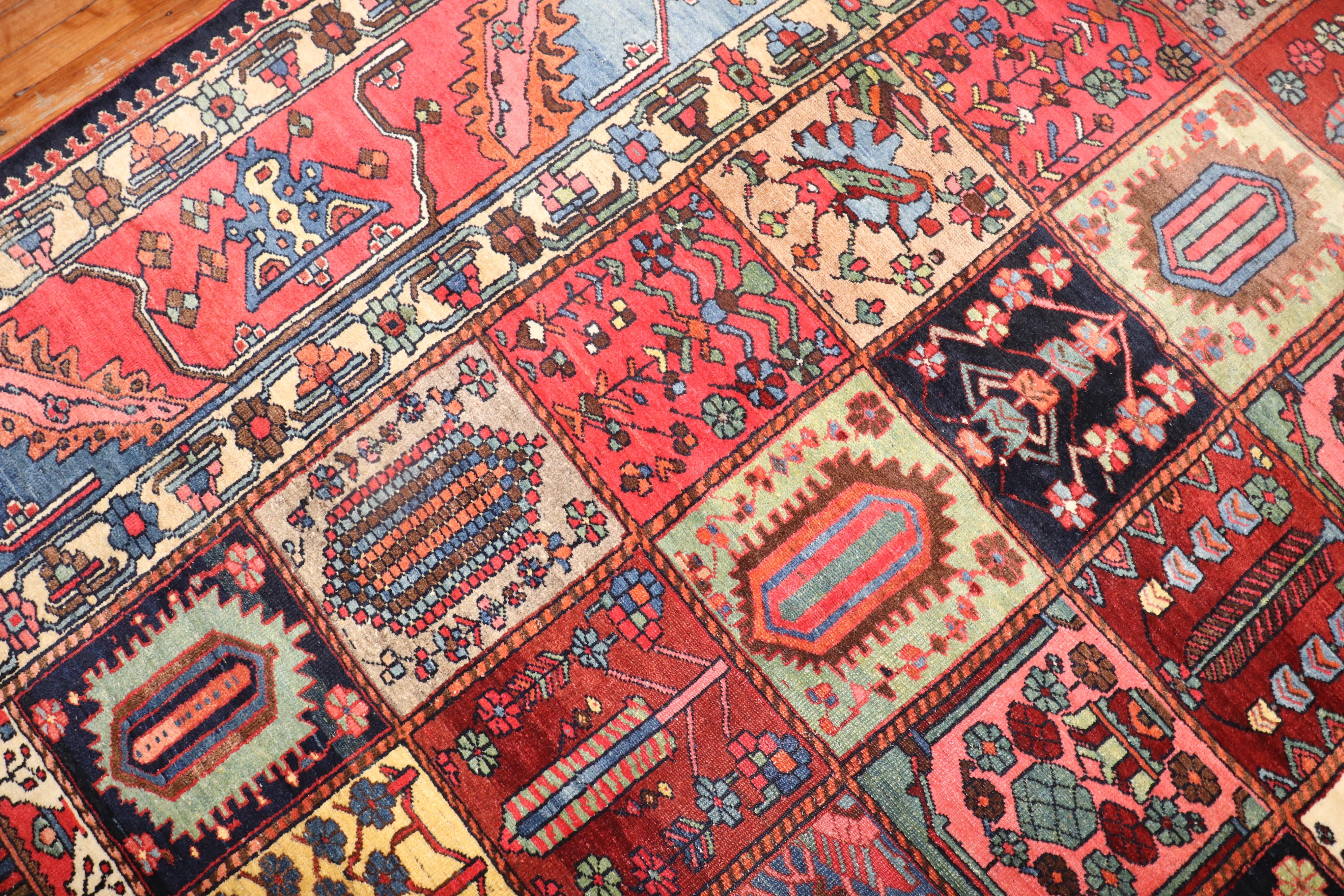 Tappeto a cassetta persiano Bakhtiari Garden della Collection'S di Zabihi in vendita 2