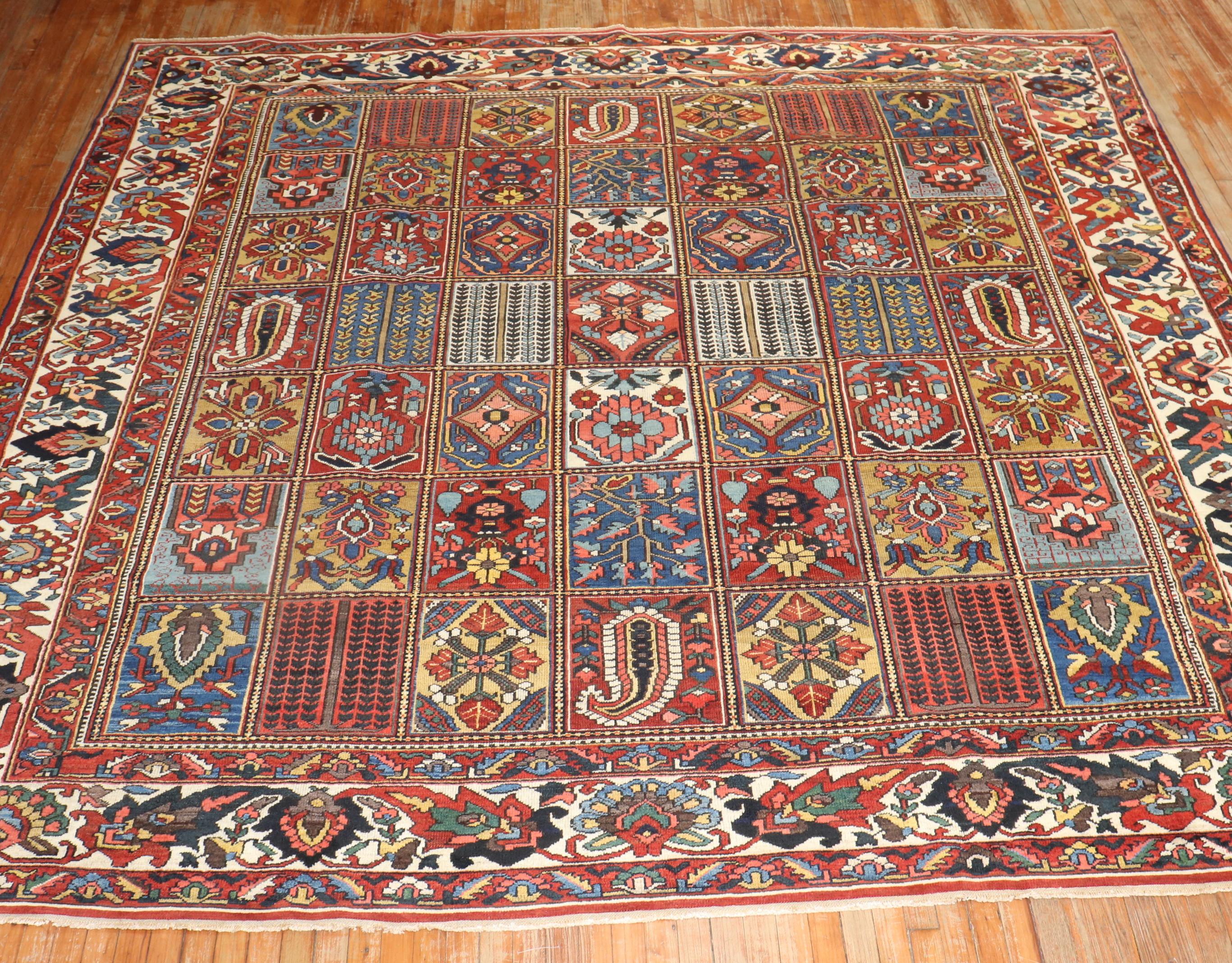 Tappeto persiano Bakhtiari quadrato di 10 piedi dell'inizio del XX secolo

Dettagli
rug no.	j2878
dimensione	10' 7