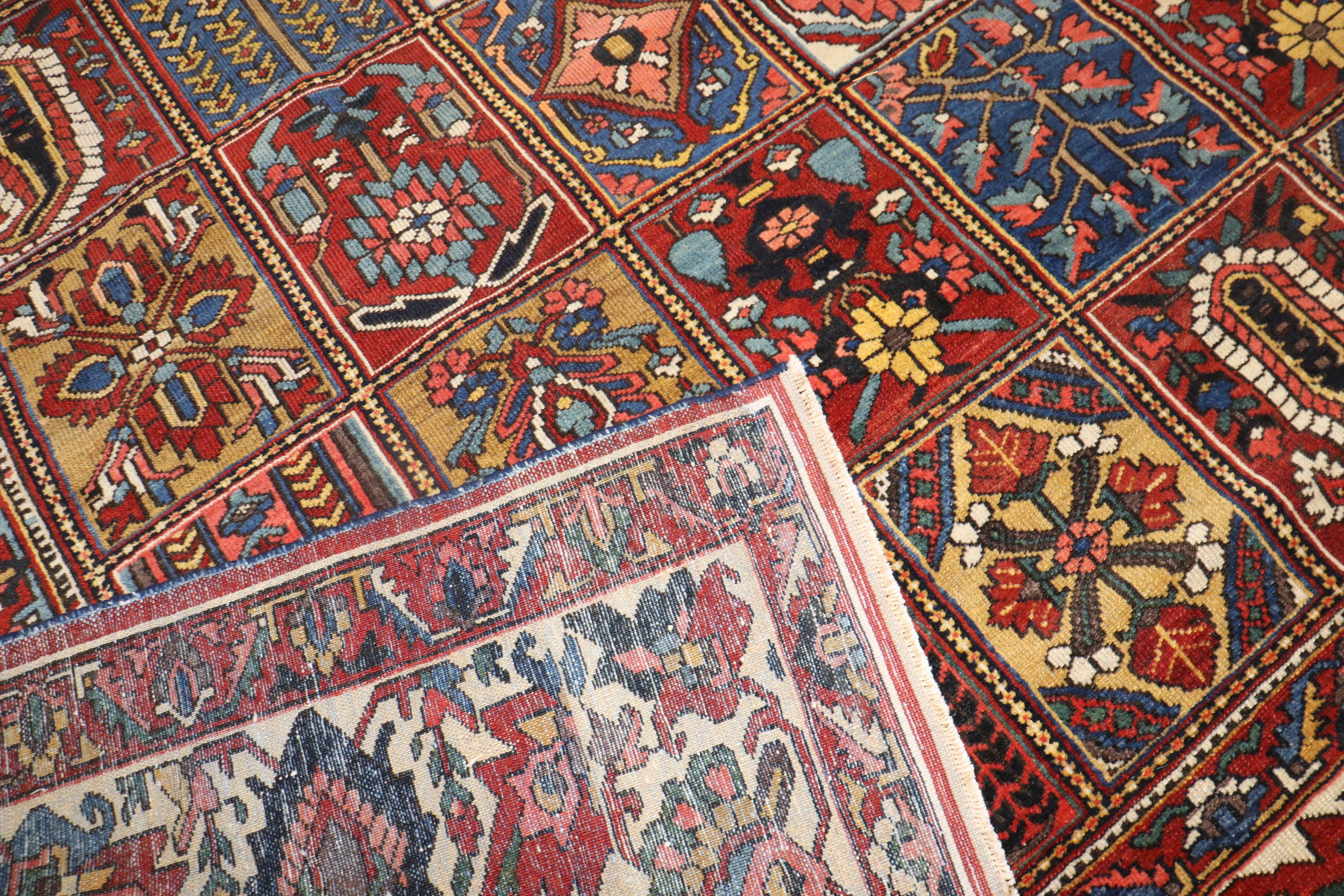 Serapi Tappeto Zabihi Collection Persian Bakhtiari Garden Box Square Room Size in vendita