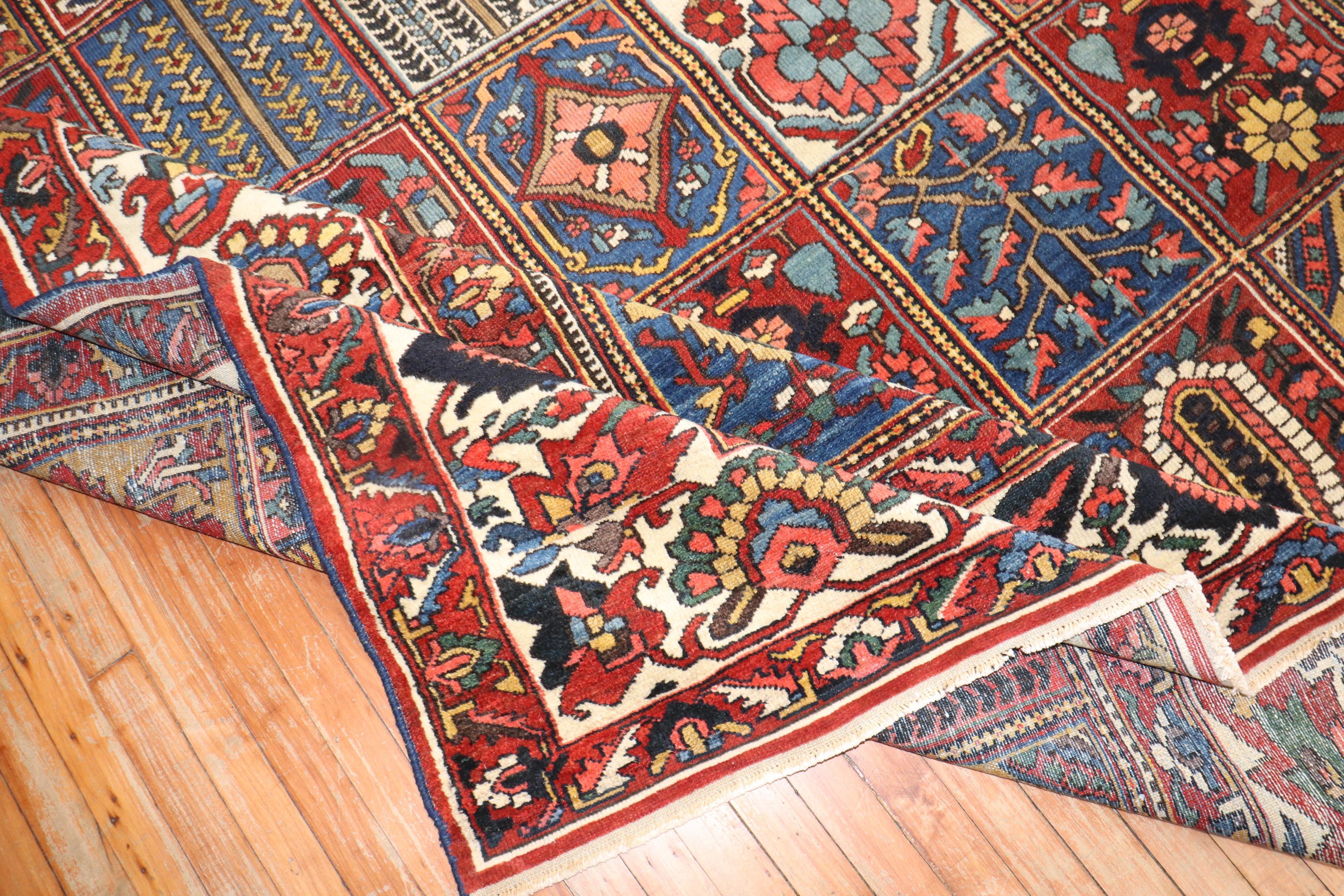 Annodato a mano Tappeto Zabihi Collection Persian Bakhtiari Garden Box Square Room Size in vendita