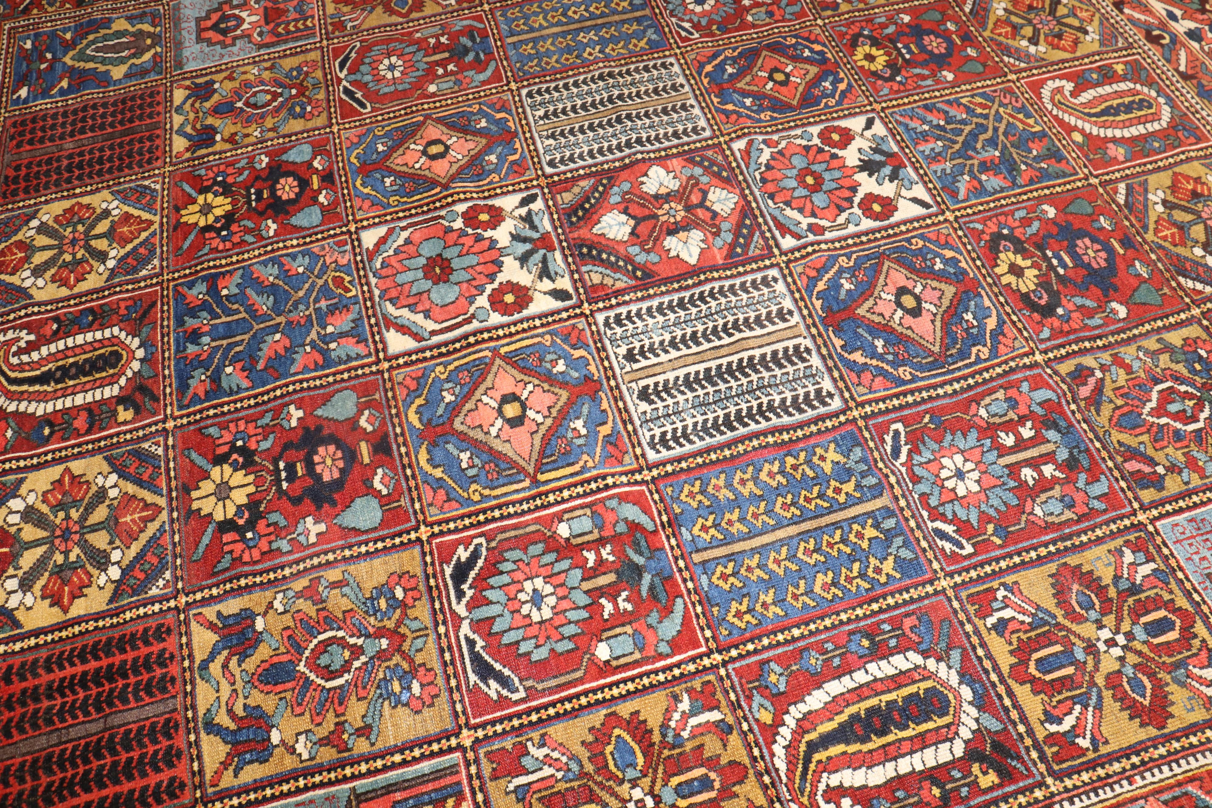 XX secolo Tappeto Zabihi Collection Persian Bakhtiari Garden Box Square Room Size in vendita