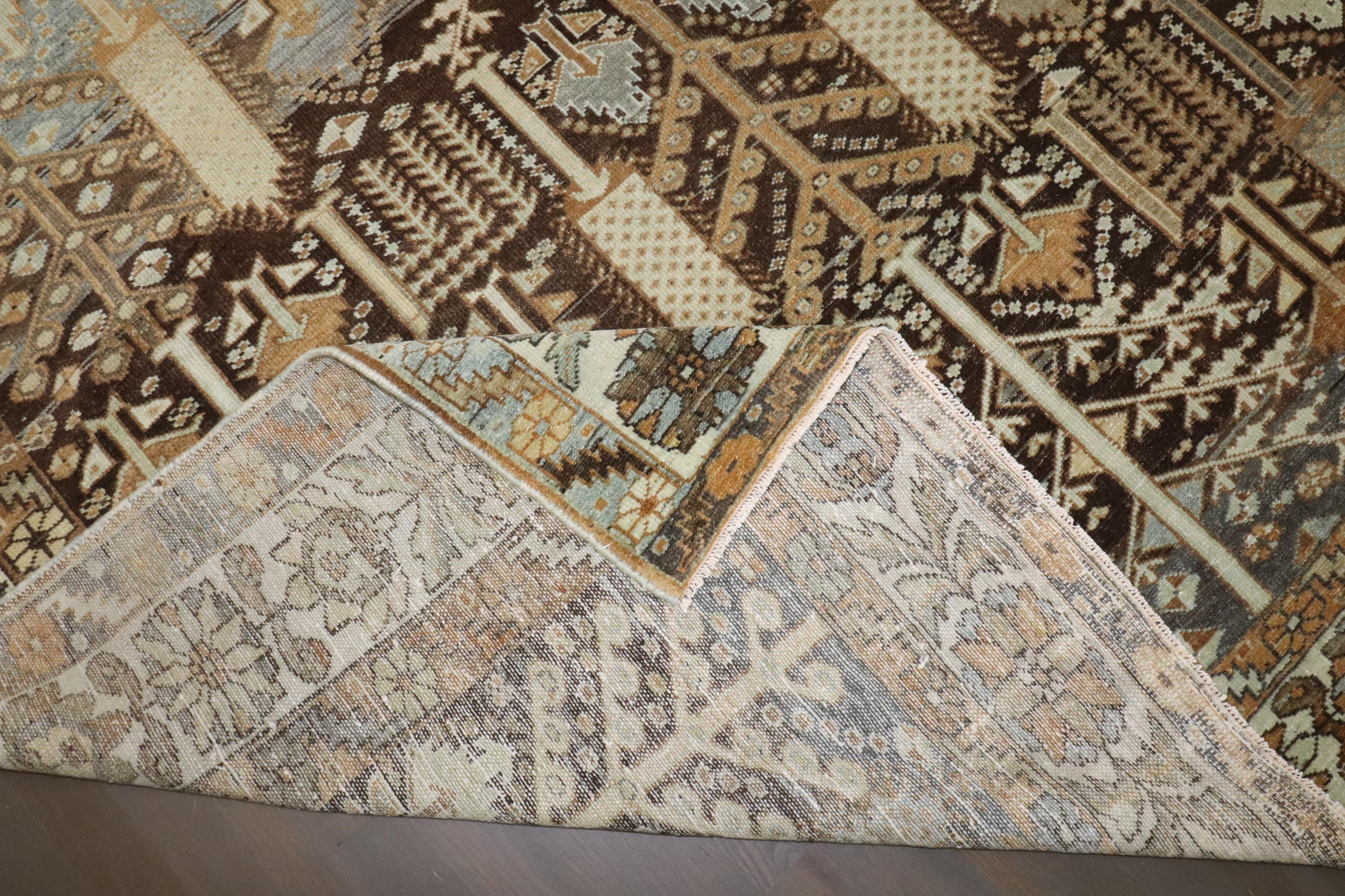 un tapis persan Bakhtiari du début du 20e siècle présentant un motif de saule dans des tons de terre

Détails
rug no.	j4149
taille	7' x 10' 1