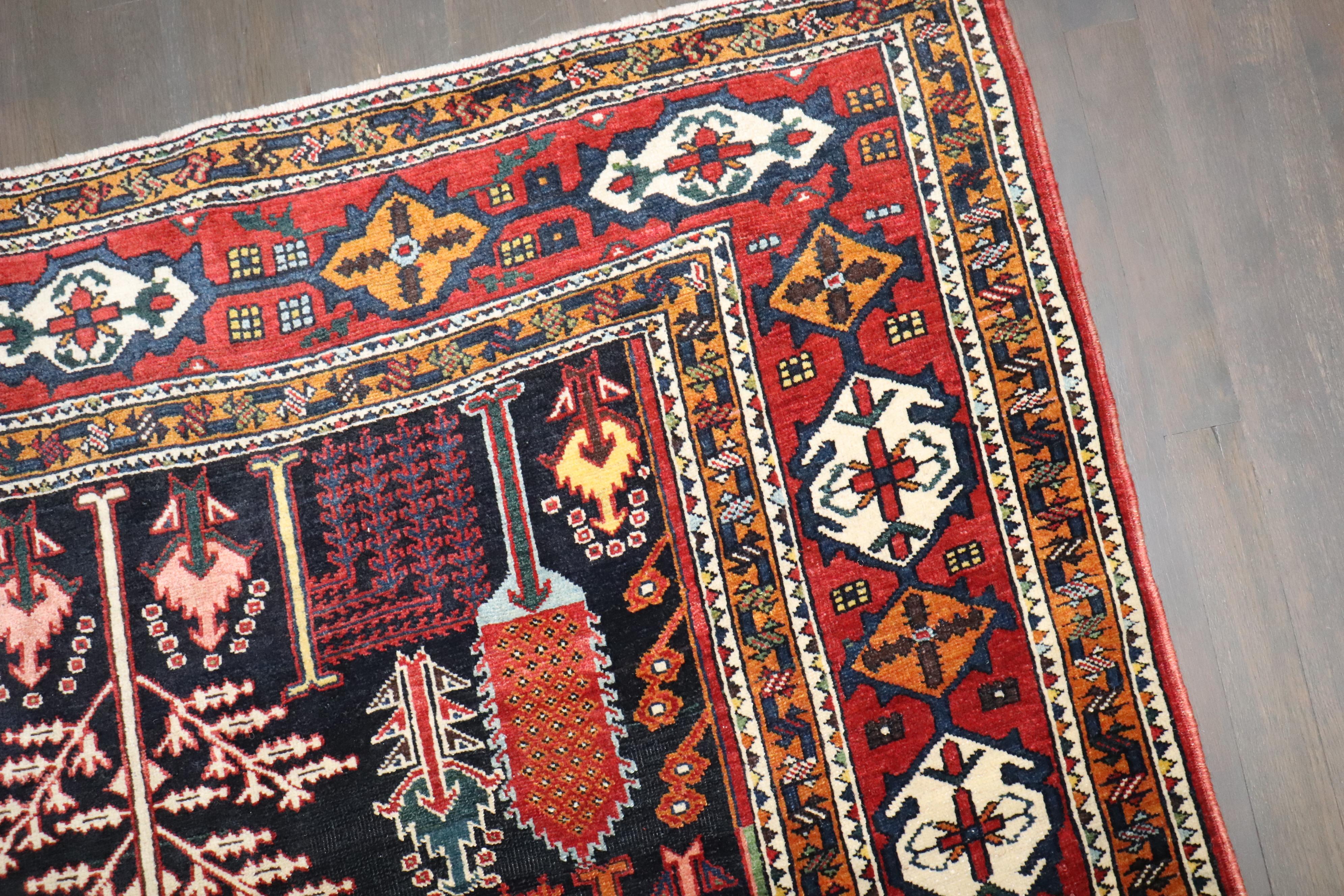 Zabihi Collection Persischer Bakhtiari Weidenbaum-Teppich im Angebot 1