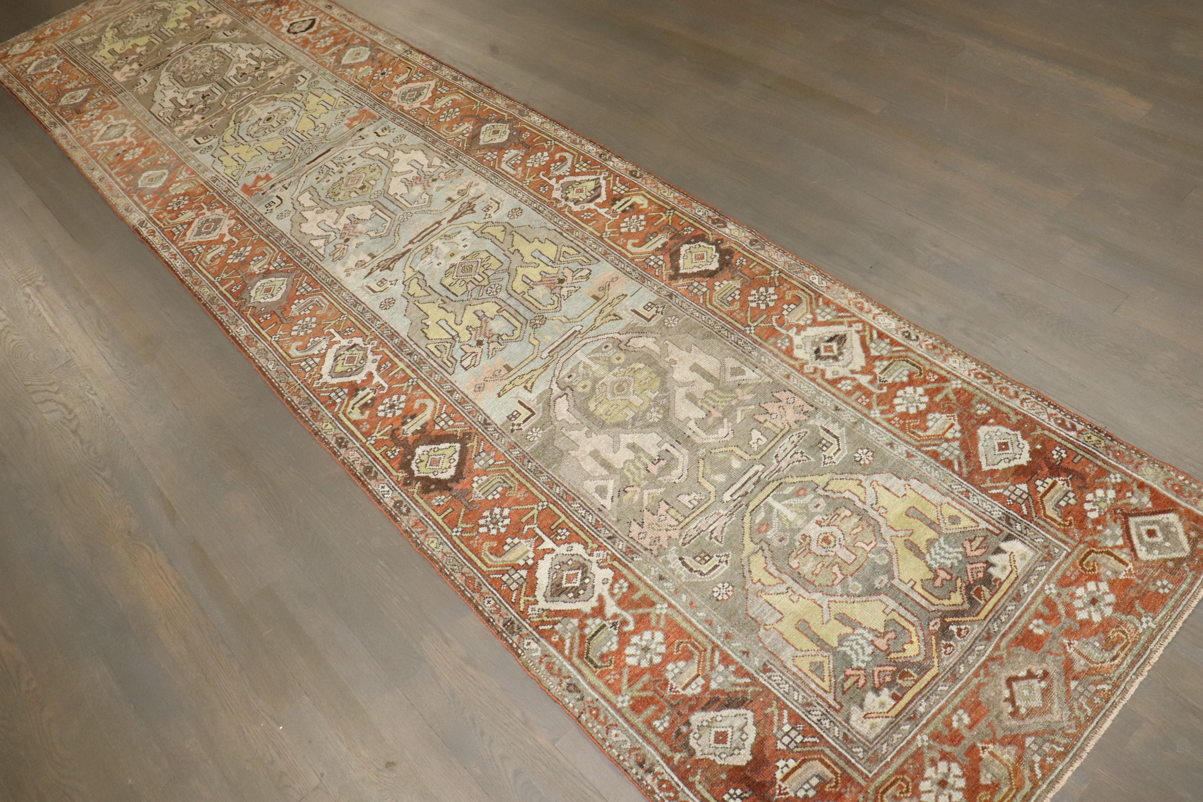 Zabihi Collection Persian Bidjar Antique Runner (20. Jahrhundert) im Angebot