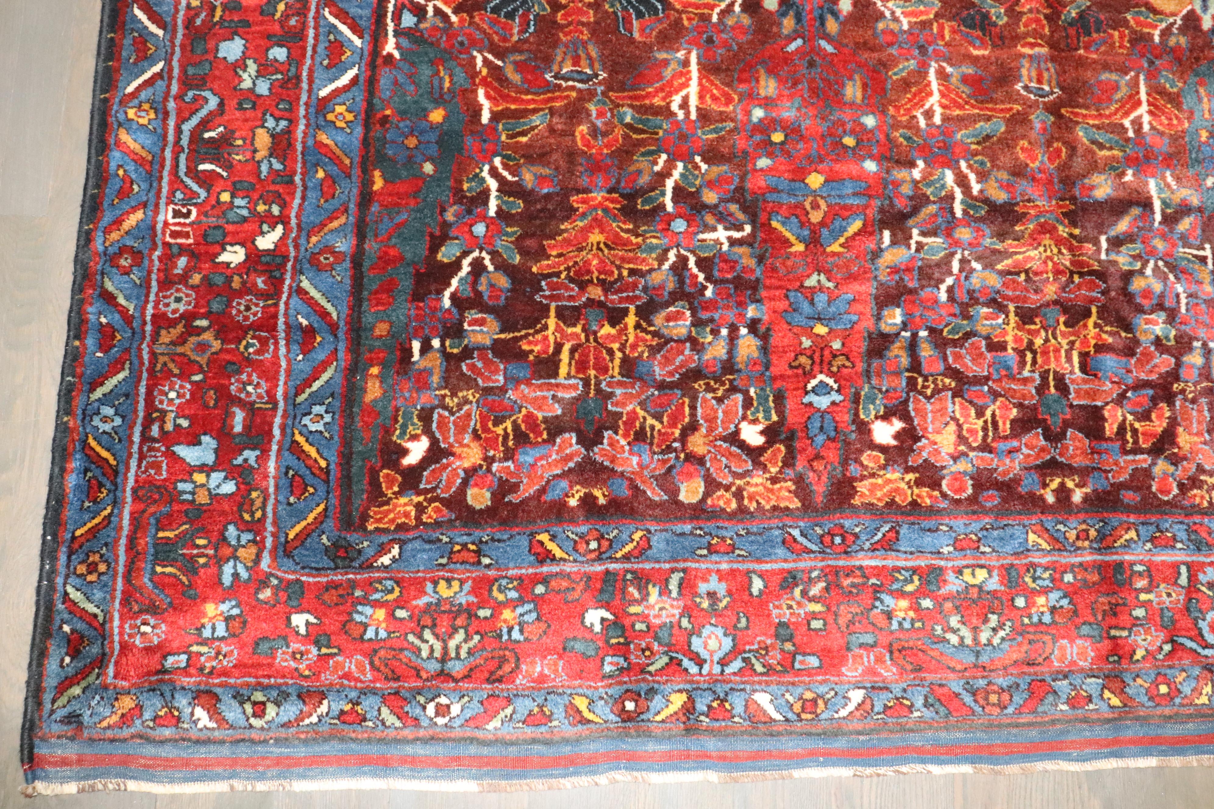 Dies ist ein *Qashqai (auch Ghashghai oder Gashgai genannt)* Stammesteppich aus dem *Südwest-Iran, genauer gesagt aus der **Fars-Provinz* in der Nähe von *Shiraz*. Größe: 7' x 10'

* *Stamm:* Gaschgai (ein nomadischer Stammesverband im