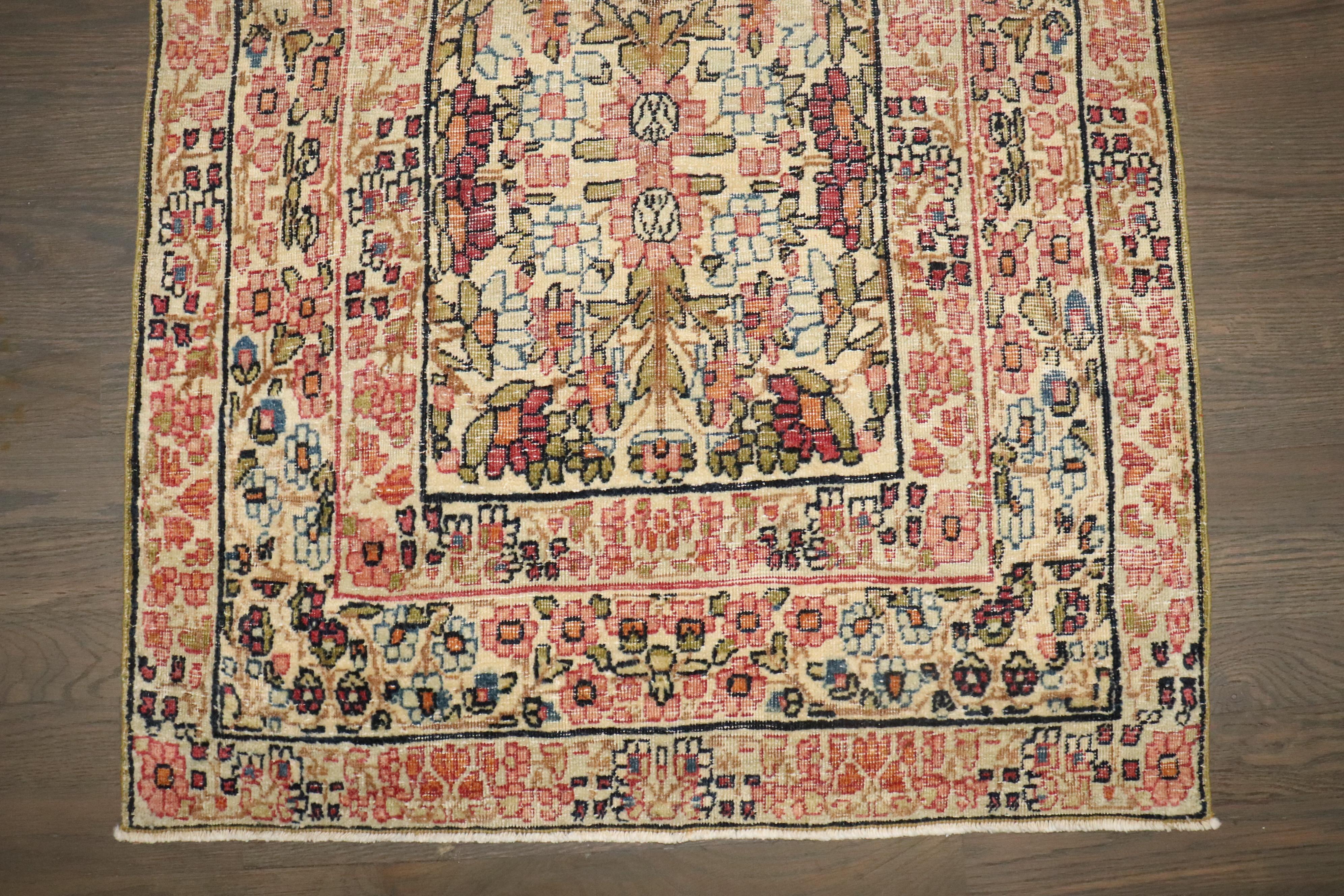 un petit tapis carré Labar Kerman du début du 20e siècle

Détails
rug no.	j4581
taille	2' 4