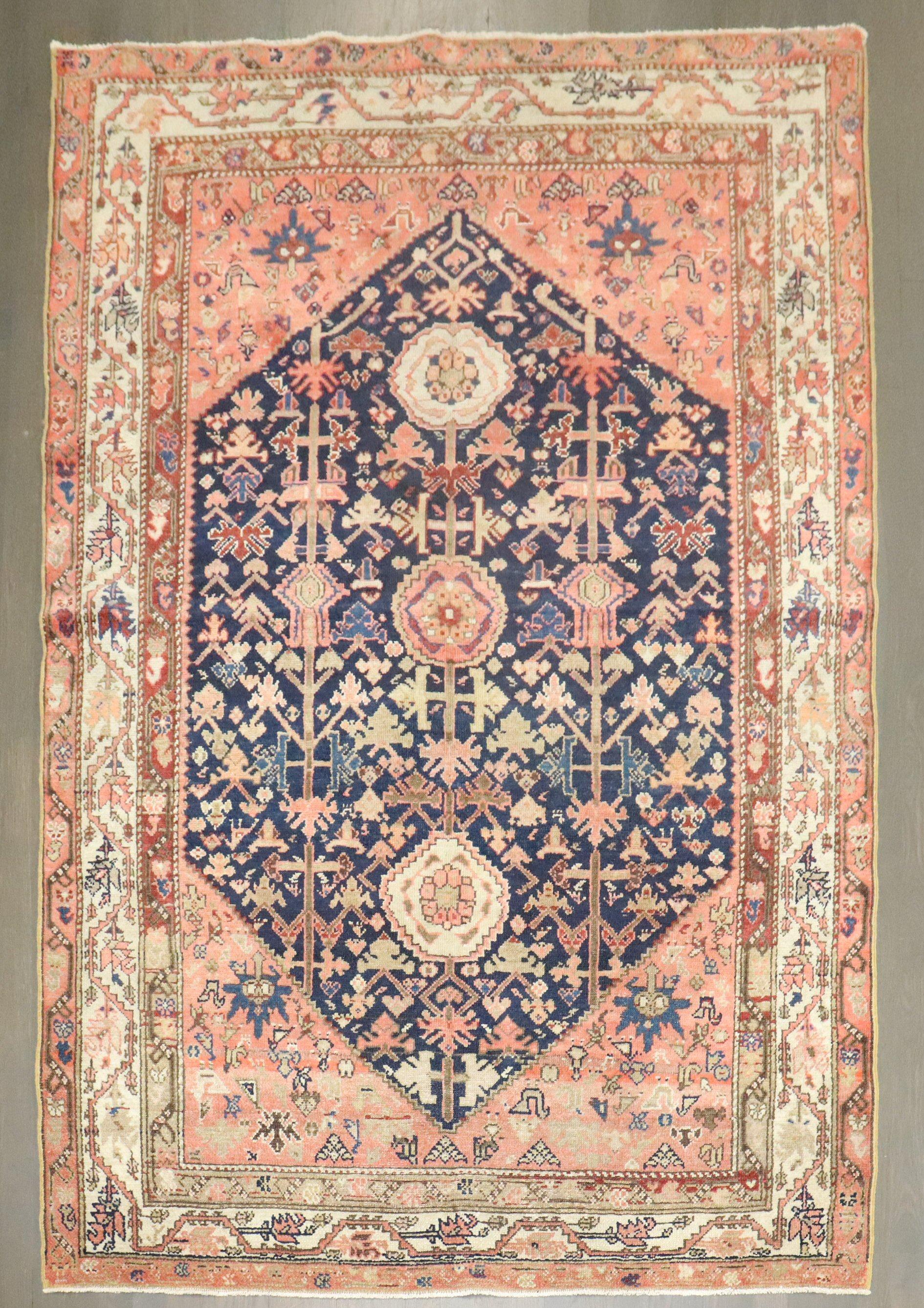 Ein antiker persischer Malayer-Teppich aus dem 1. Quartal des 20.

4'7'' x 6'7''.