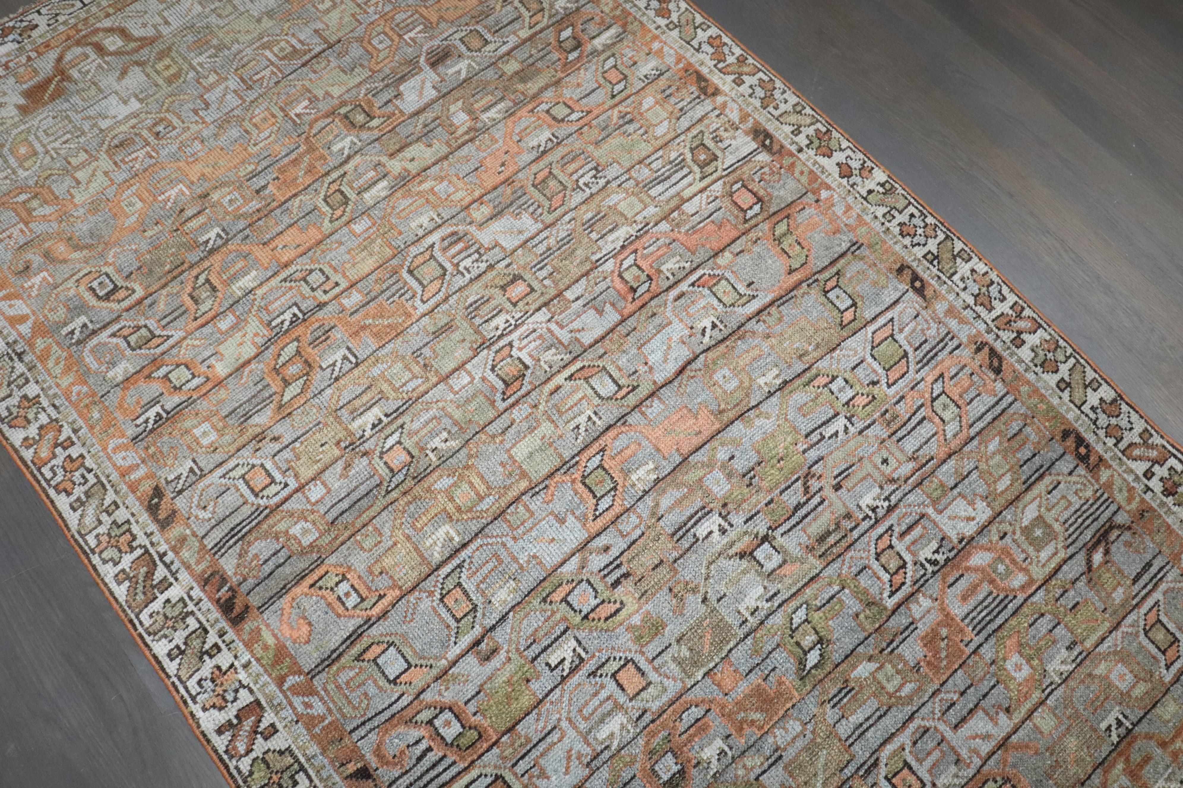 Ein persischer Malayer-Teppich aus dem frühen 20. Jahrhundert mit schönen hellgrünen und pfirsichfarbenen Tönen

Einzelheiten
Teppich nein.	j3850
Größe	3' 9