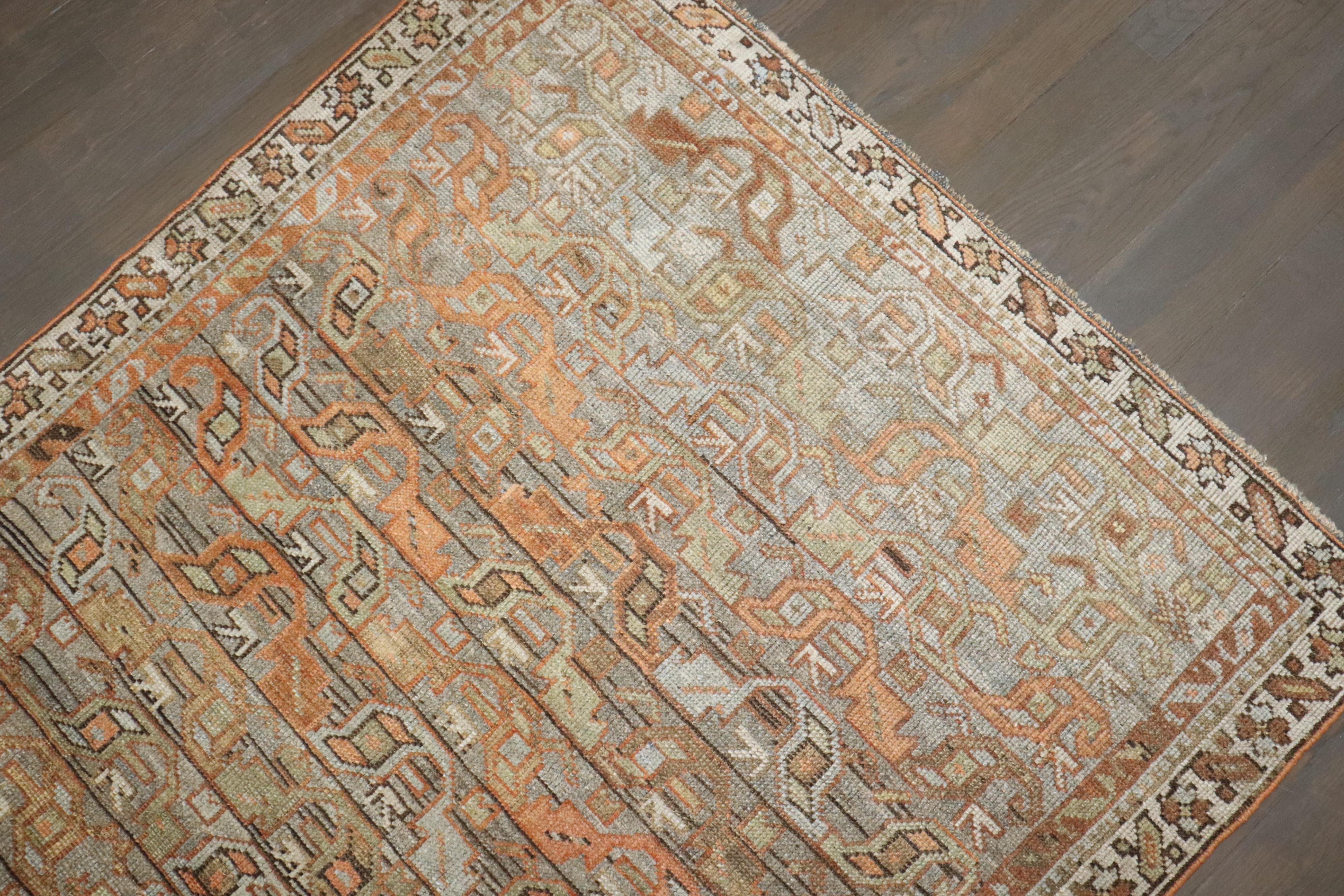 Zabihi Kollektion Persischer Malayer Teppich in Erdfarbe mit Akzent Größe im Zustand „Gut“ im Angebot in New York, NY