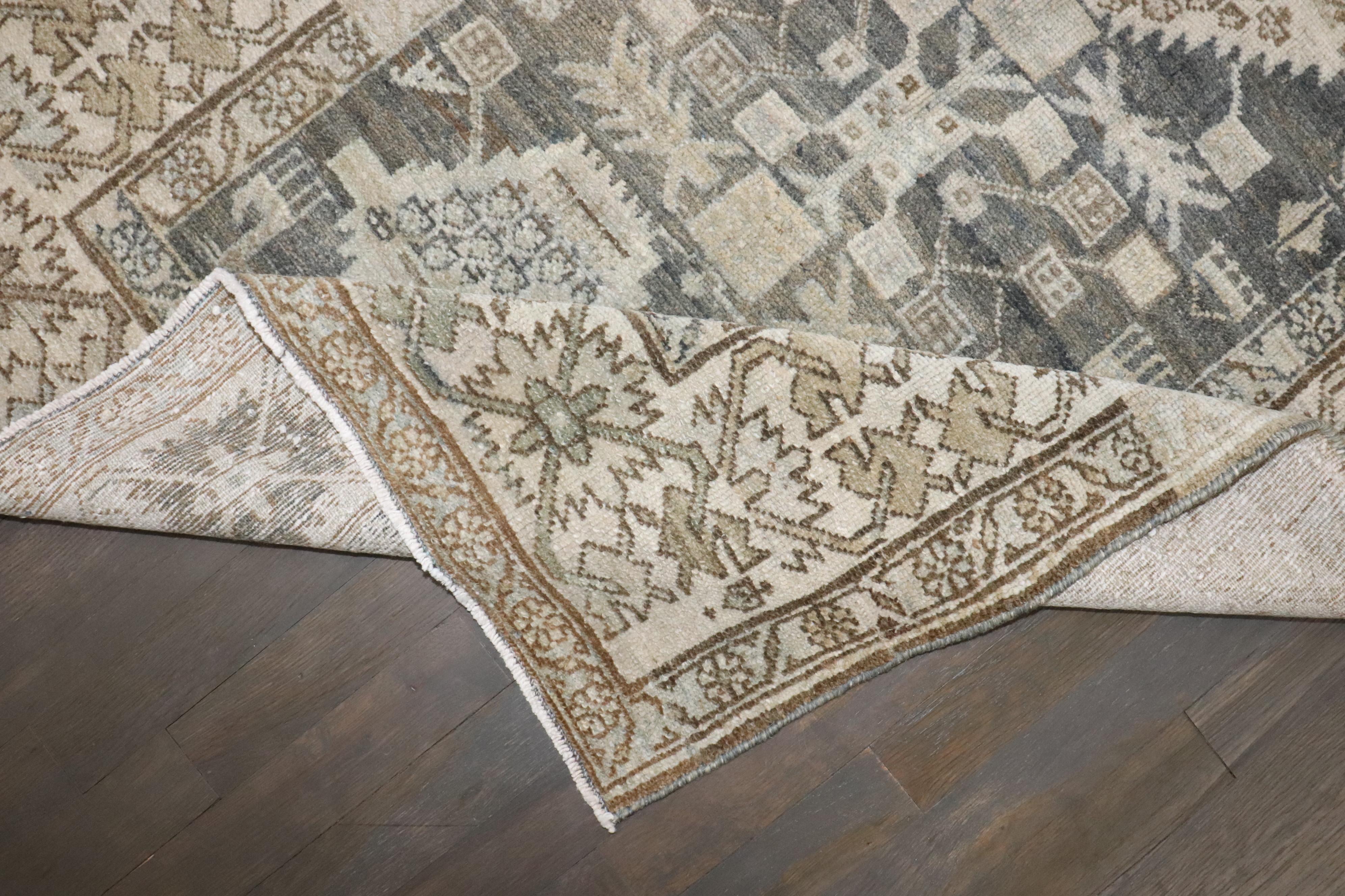 Zabihi Collection Persisch Malayer Kleiner erdfarbener Teppich im Angebot 1