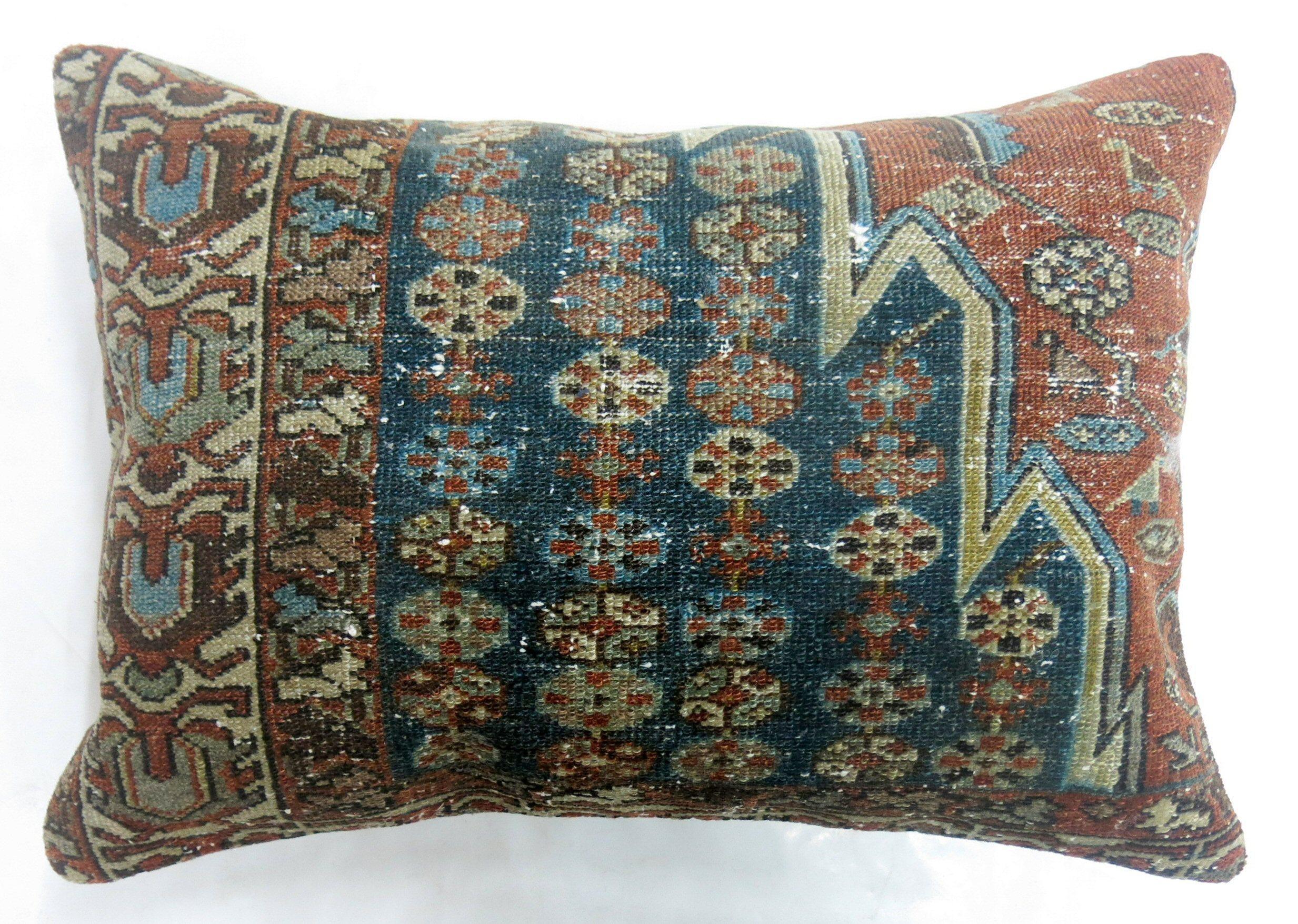Ein großes dekoratives Kissen aus einem antiken persischen Mazlagan Malayer-Teppich

16'' x 16''
