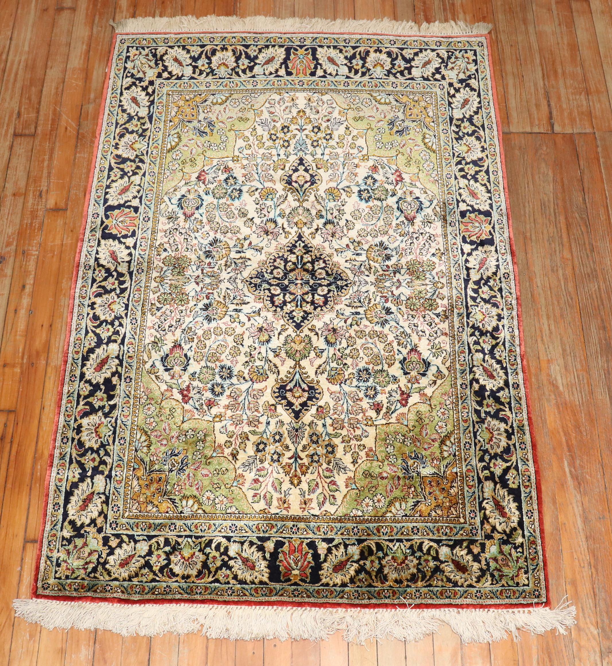 Tapis de Qum en soie persane de la collection Zabihi en vente 2