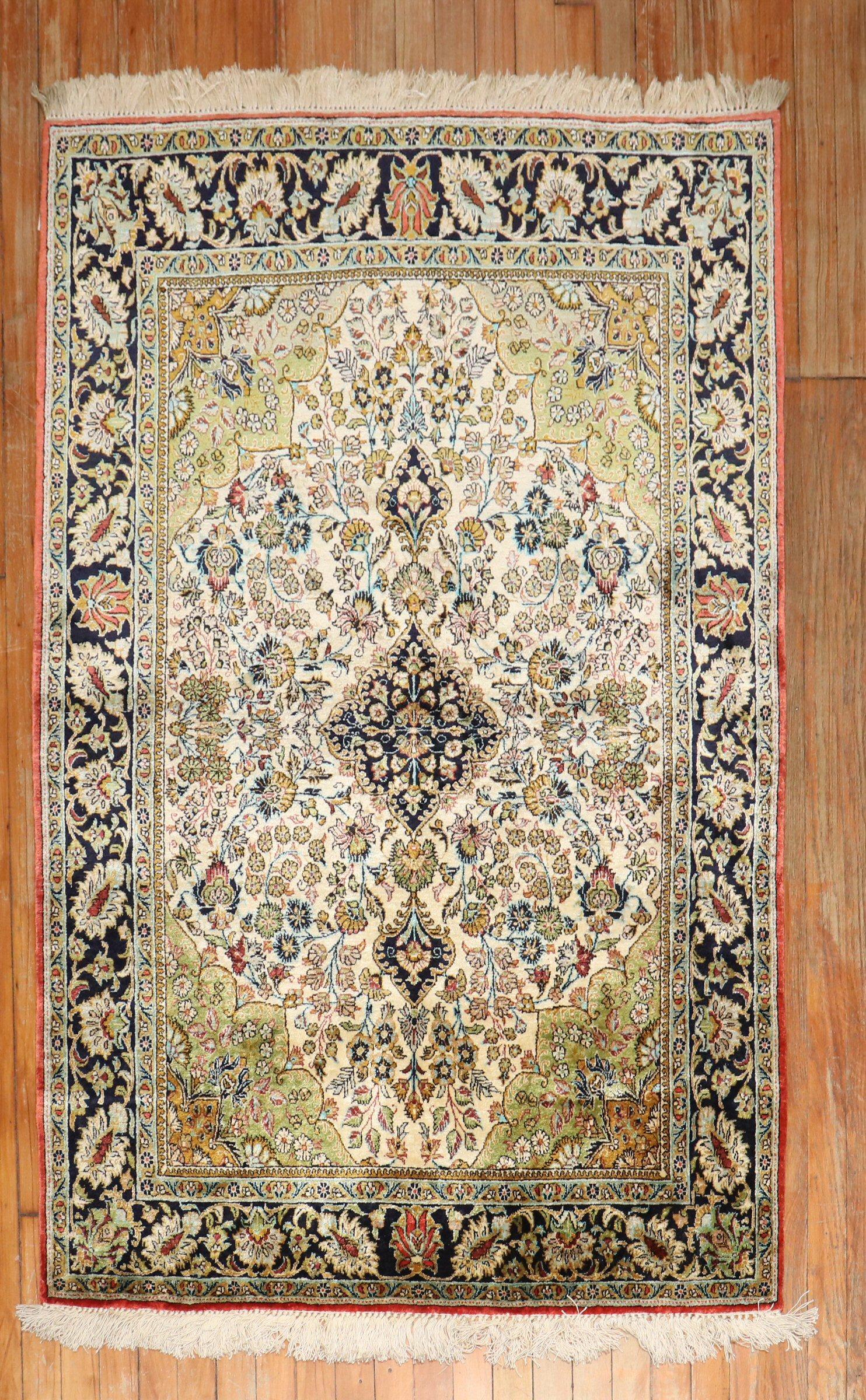 Tapis persan en soie Qum du 20e siècle.

Mesures : 3'7'' x 5'4''.