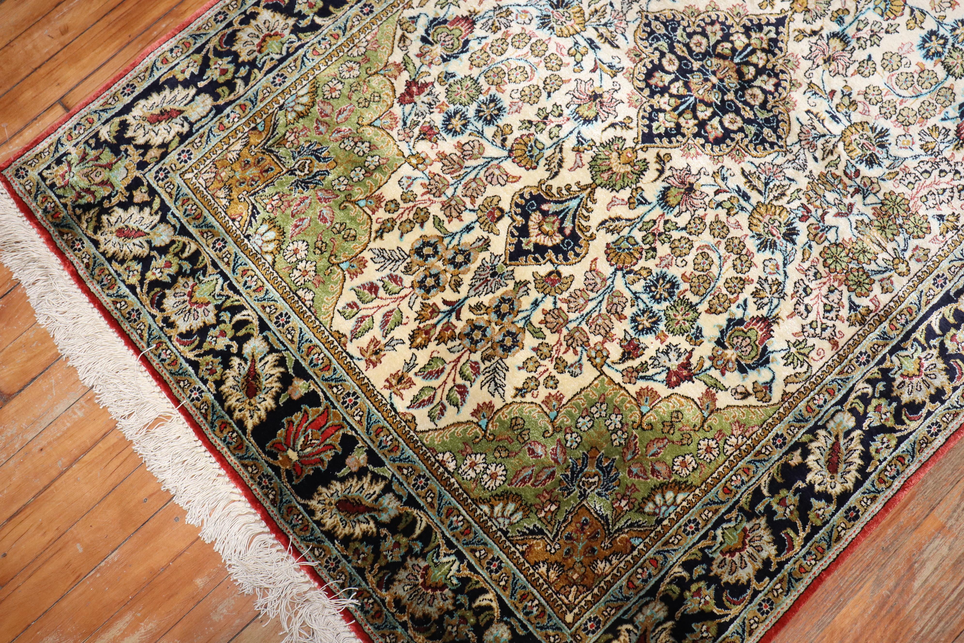 Perse Tapis de Qum en soie persane de la collection Zabihi en vente
