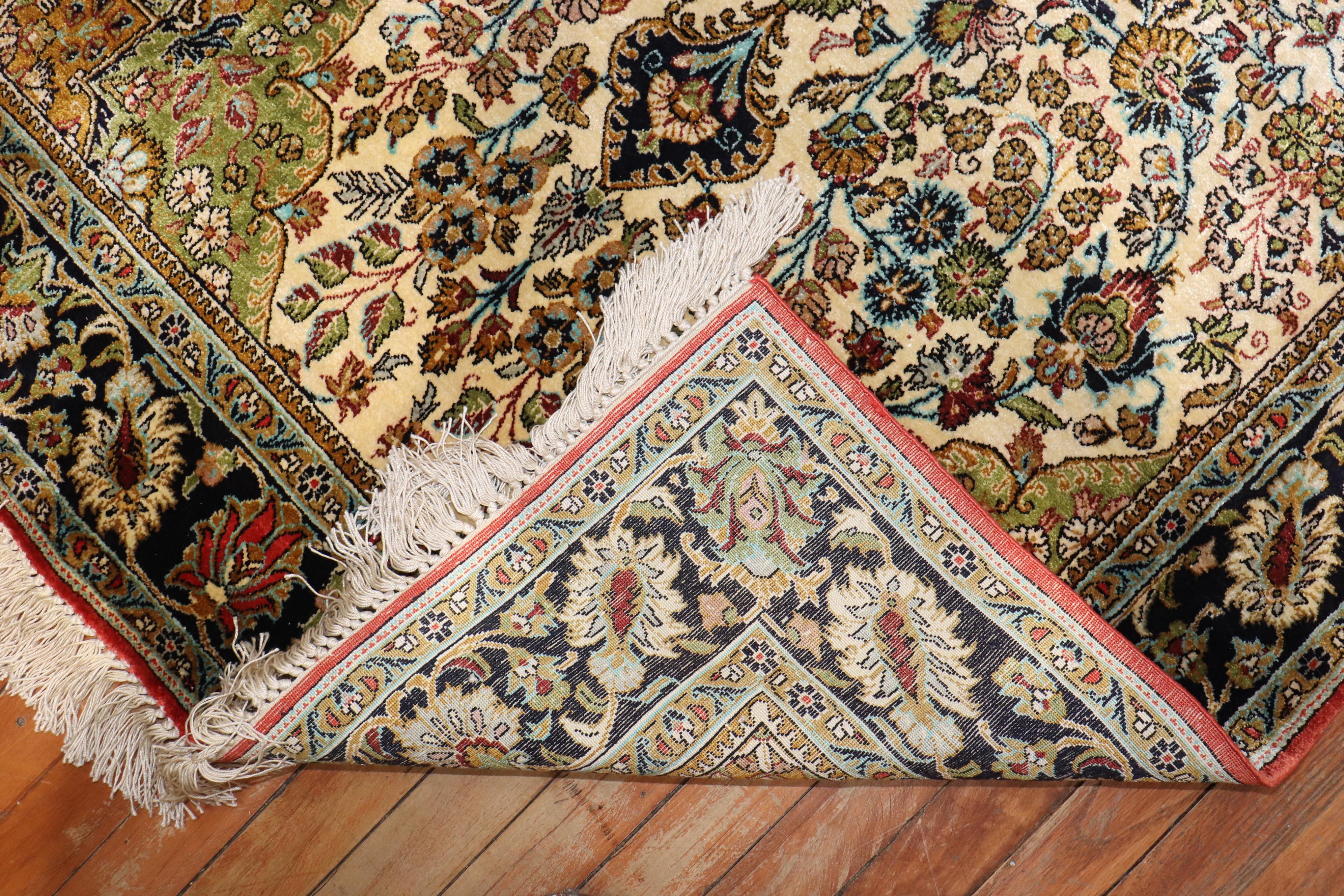 Tissé à la main Tapis de Qum en soie persane de la collection Zabihi en vente