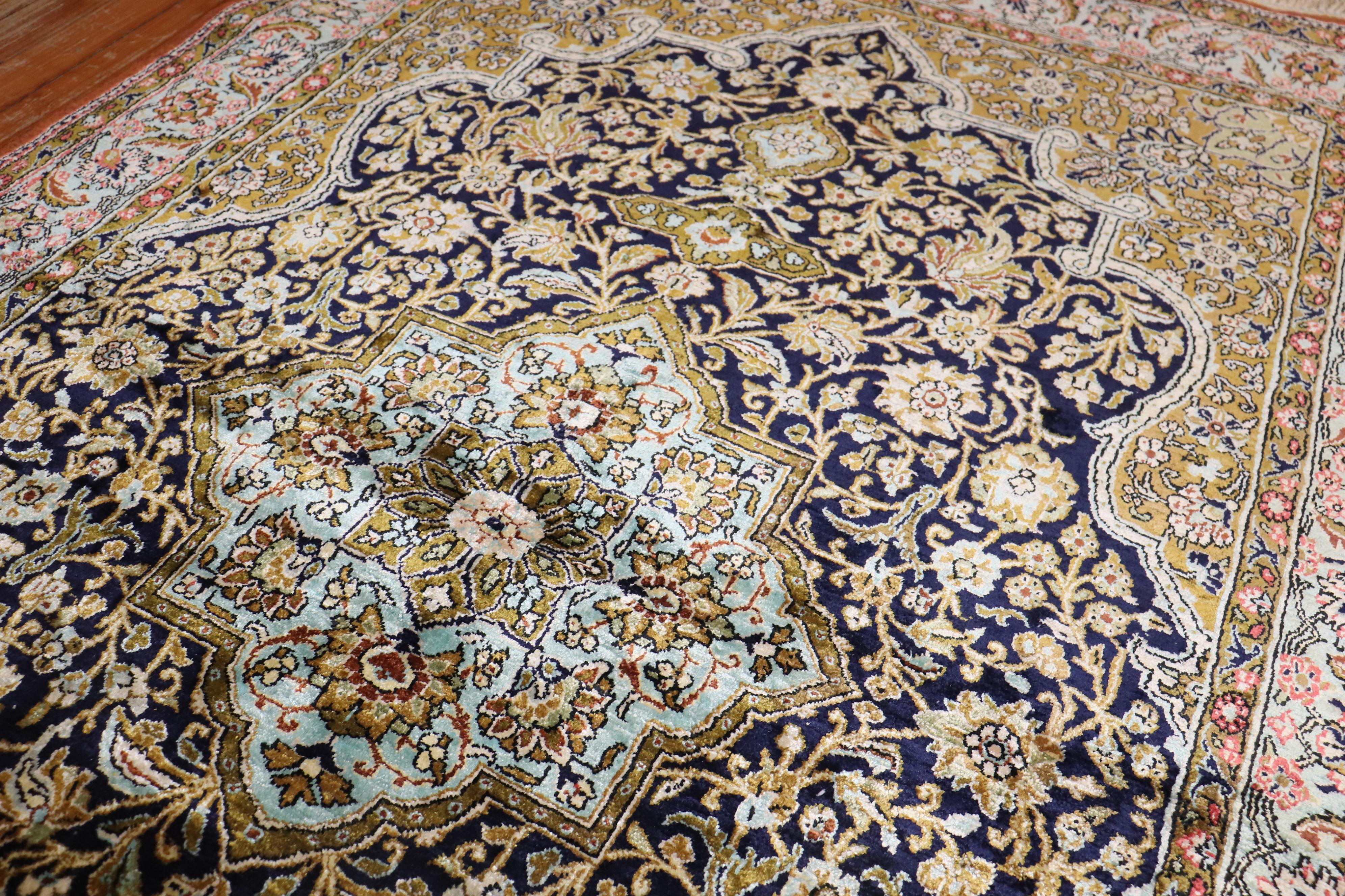 Un tappeto Qum persiano in seta del XX secolo.

Misure: 3'6'' x 5'7''.