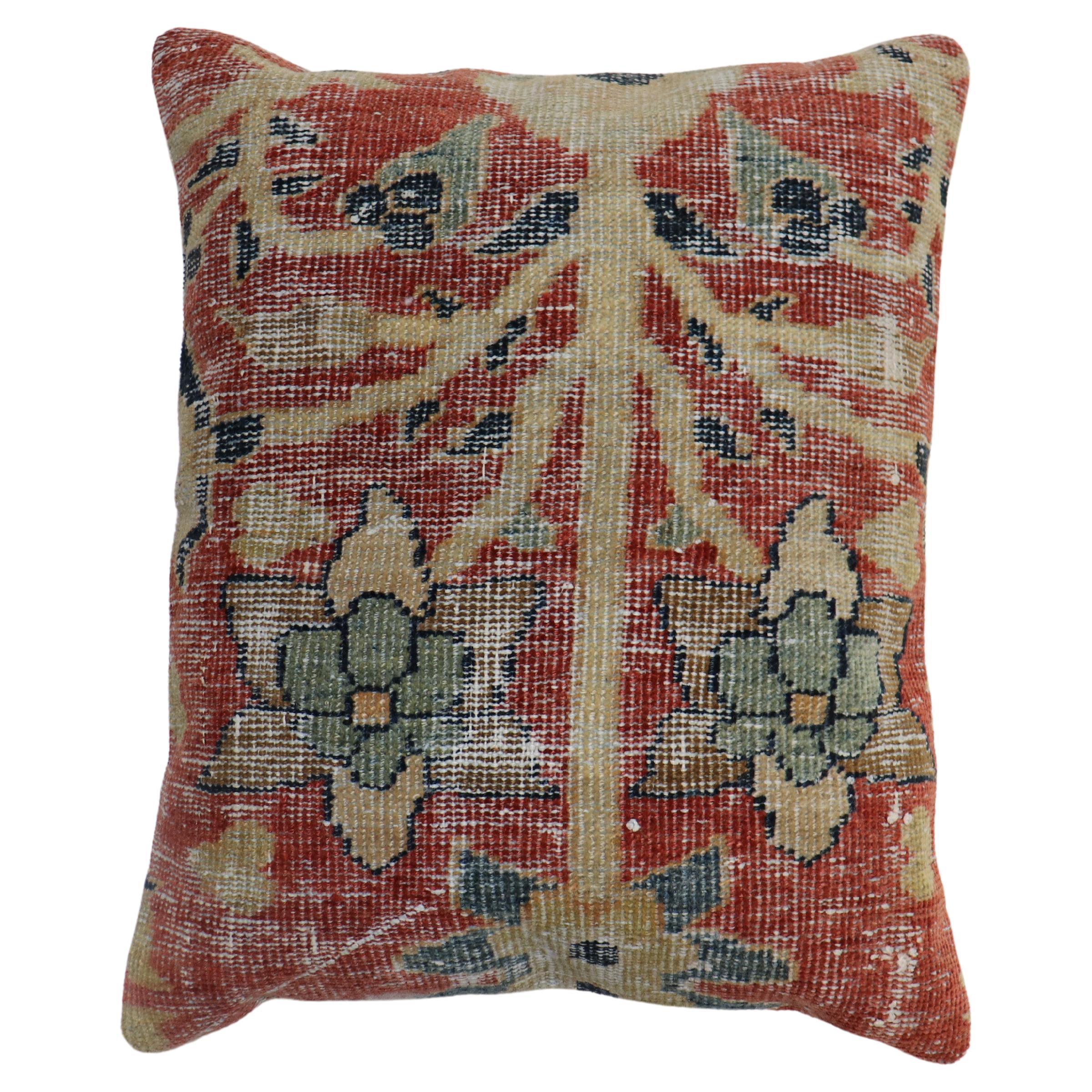 Cuscino ricavato da un tappeto persiano Sultanabad Rugs dell'inizio del XX secolo.

Misure: 20'' x 24''.