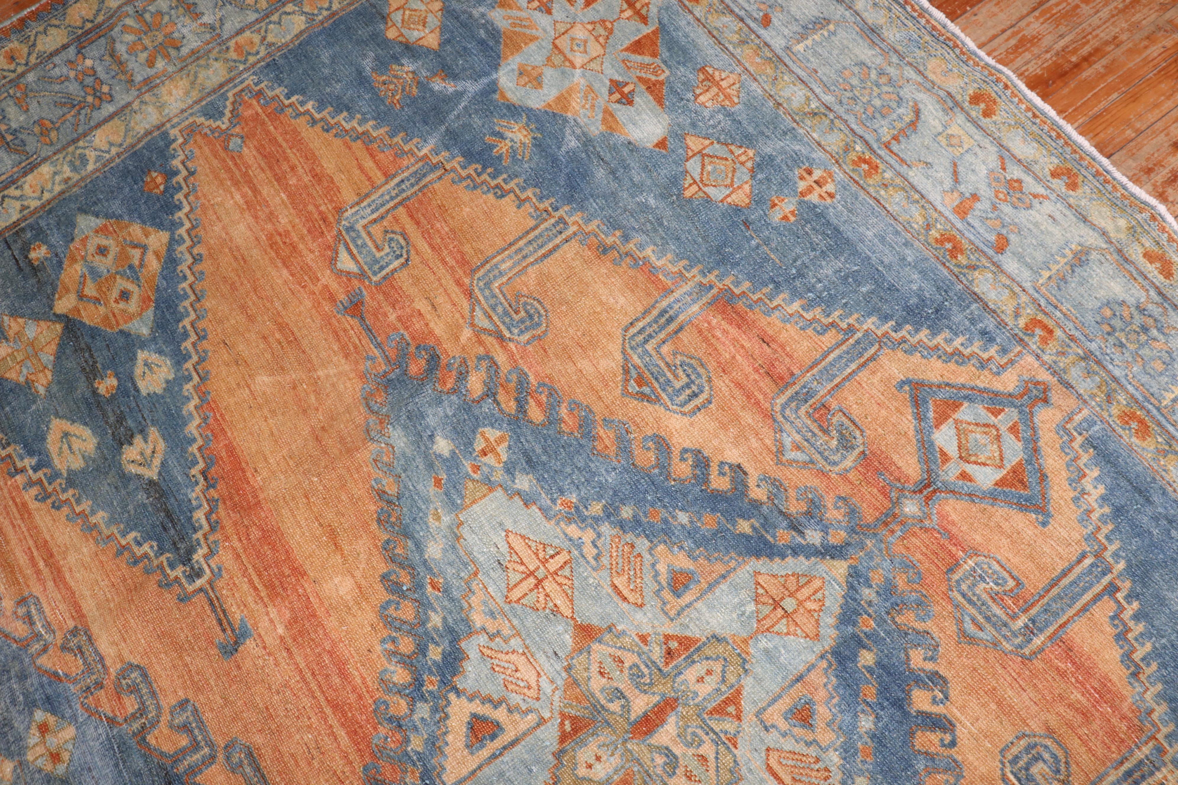 una alfombra persa tribal de los años 30 del tamaño de una habitación en naranja y azul

Detalles
alfombra no.	j2922
talla	8' 11