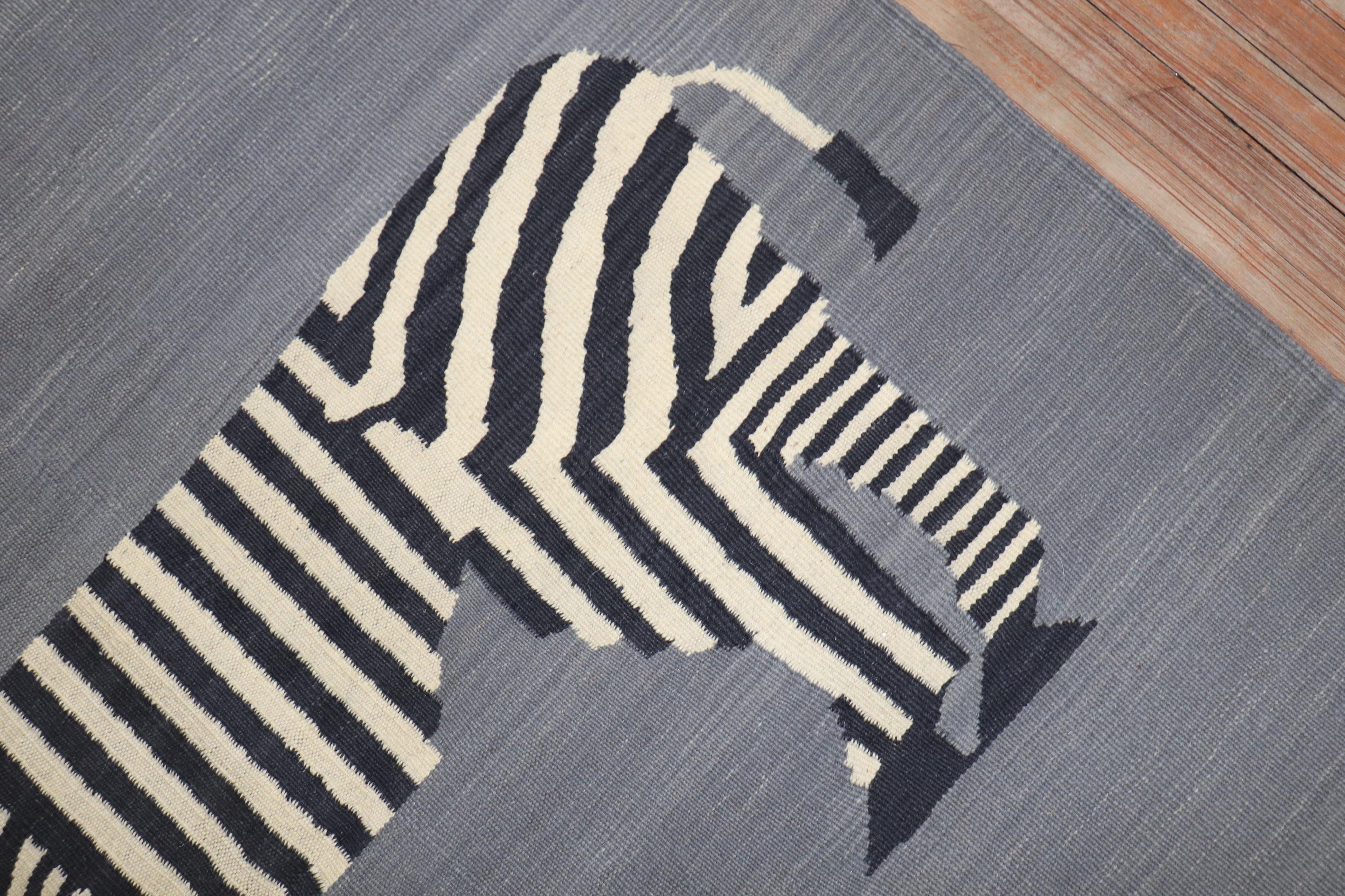 un Kilim persiano di dimensioni quadrate della fine del XX secolo con una piccola zebra seduta su un fondo grigio

Dettagli
rug no.	j3636
dimensione	4' 10